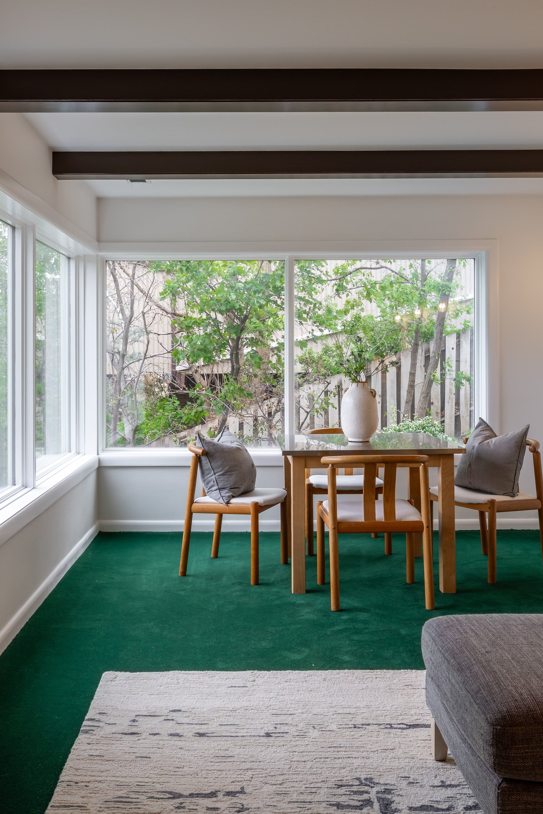  Elegant Contemporary Rambler in Sought After Neighborhood - 物件實景