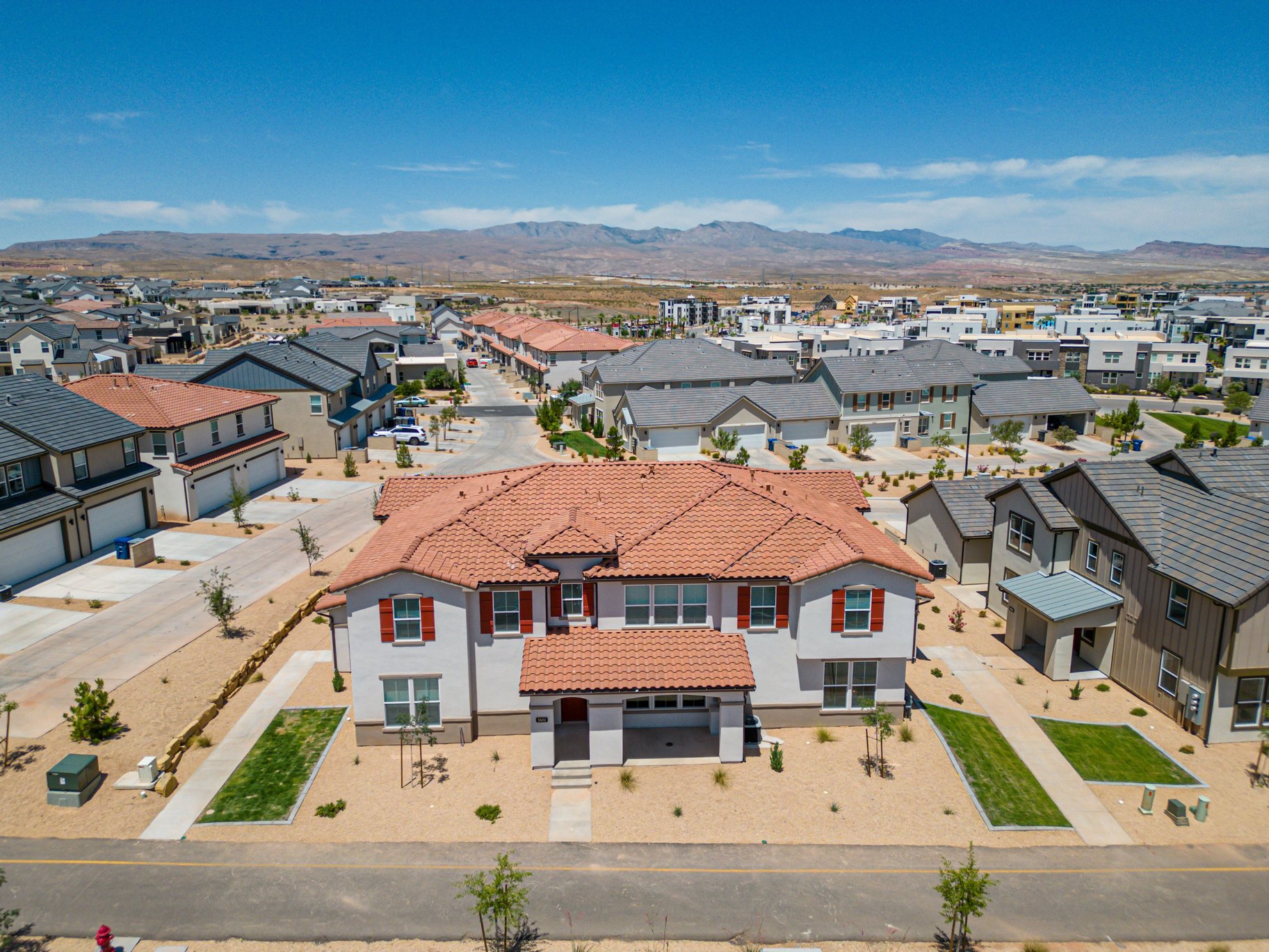  Move-in ready. Desert Color - Furnished 3 bed townhome - 物件實景