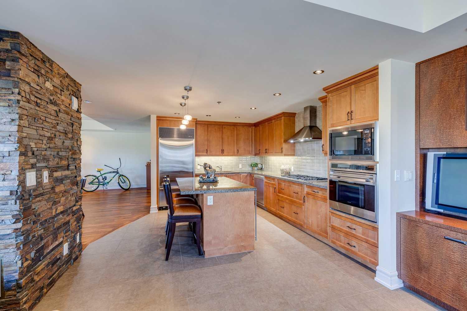CALGARY, Alberta, T2P 5N4, CA, 2 Bedrooms Bedrooms, ,3 BathroomsBathrooms,Residential,For Sale,1837238