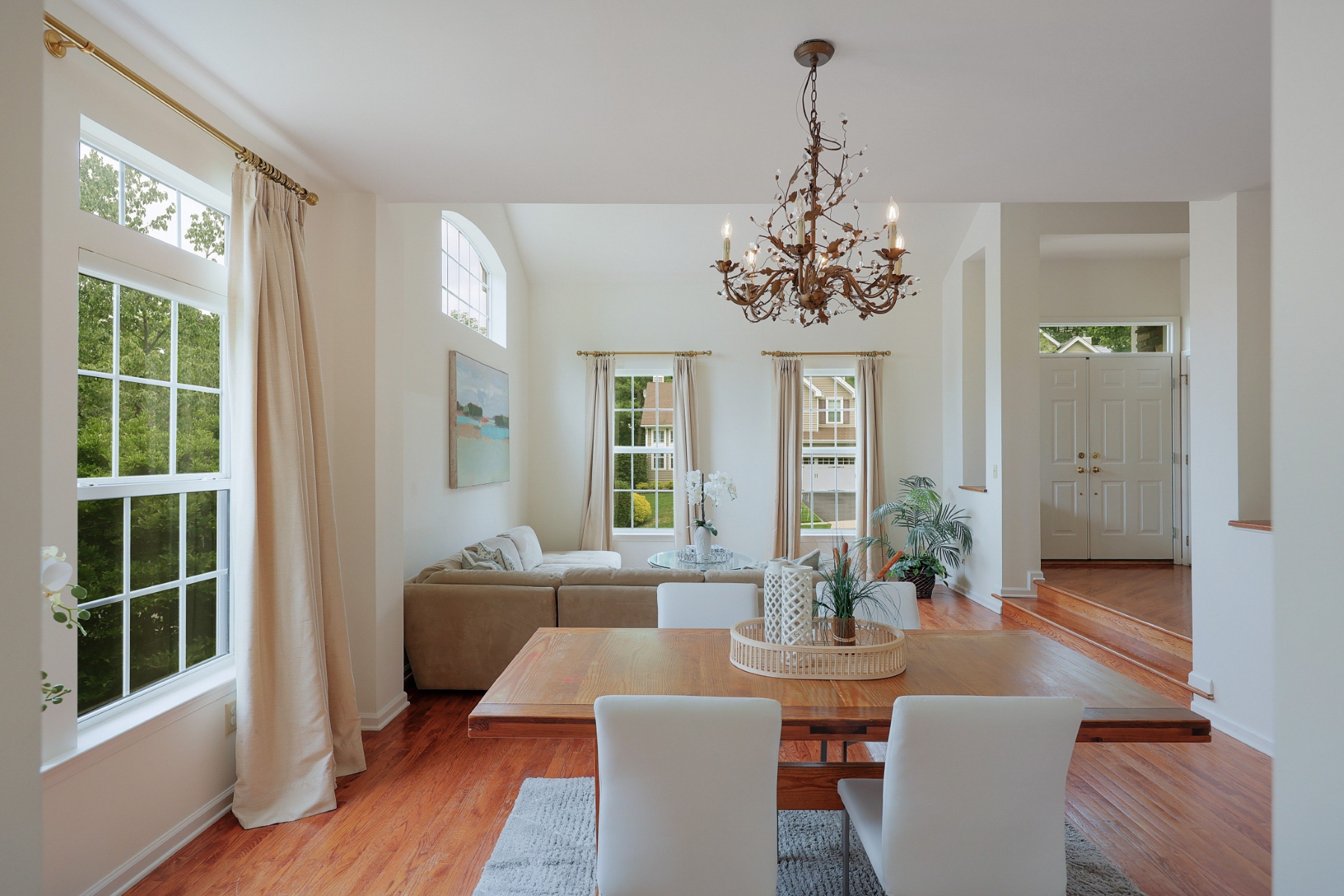  ?Carlisle? Classic Colonial Offers Timeless Charm with Modern Updates - 物件實景