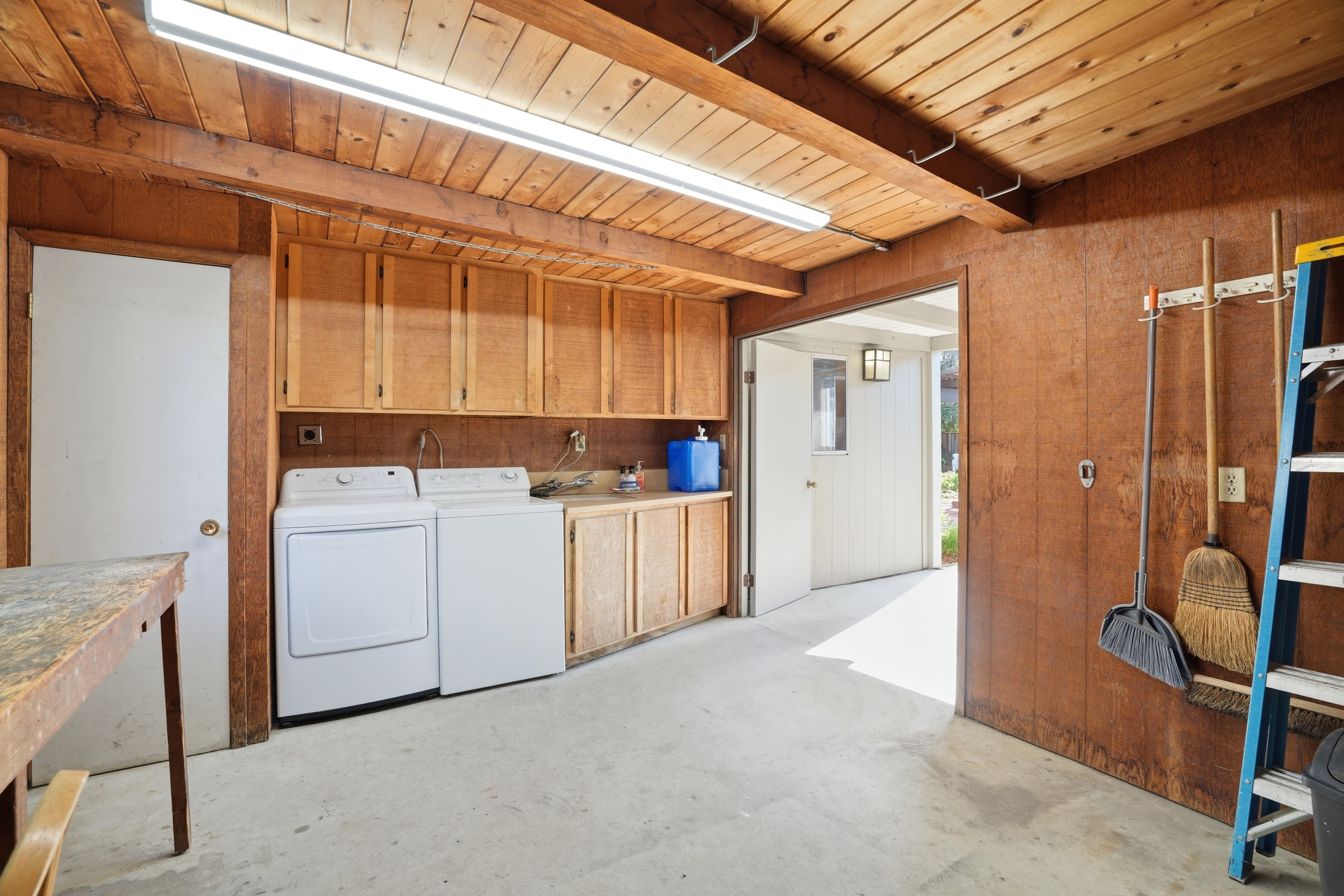  Single-Level Rancher in Coveted Neighborhood - 物件實景