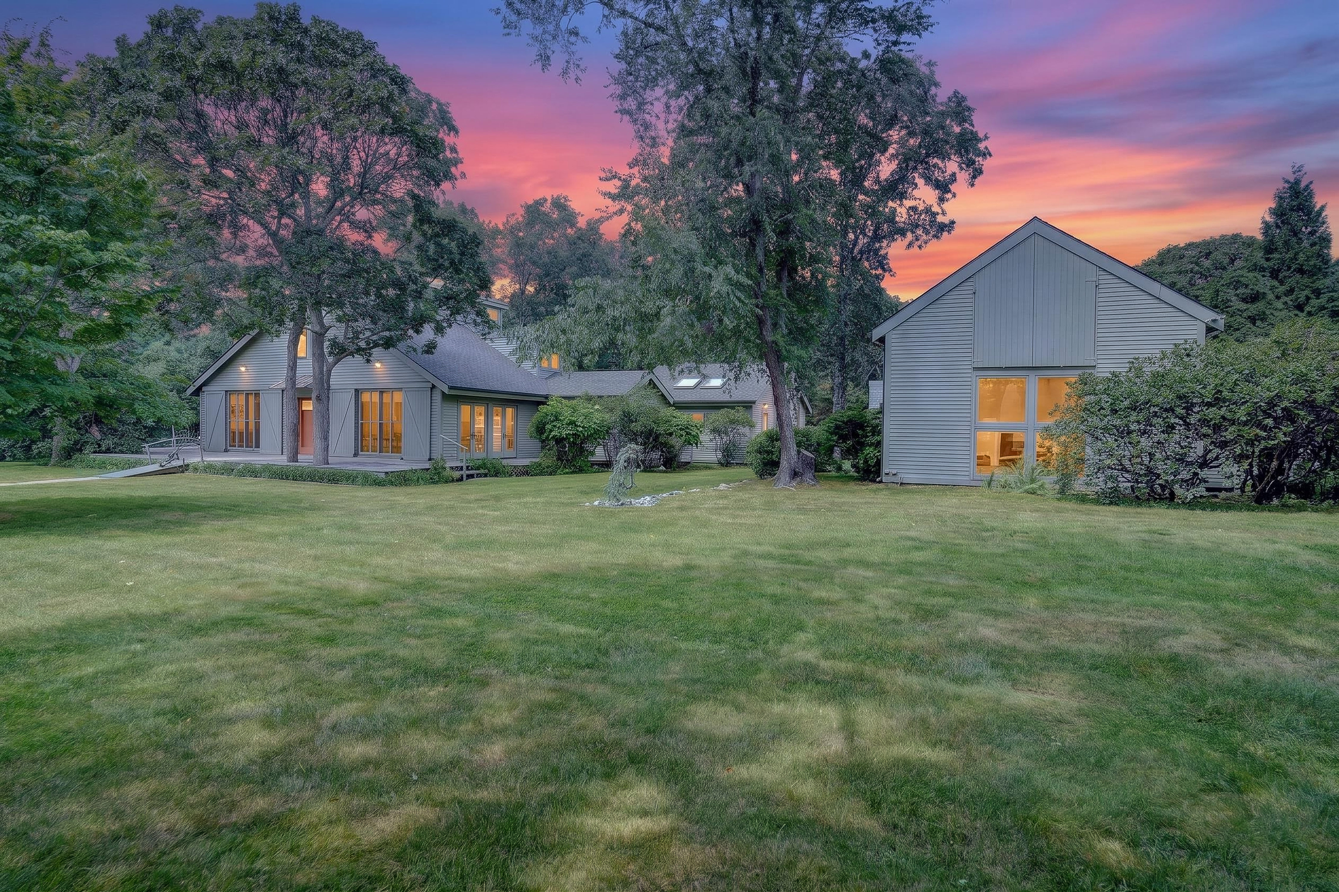  Enchanting Artist-Designed House, Studio and Pool on 2.9 Acres - 物件實景