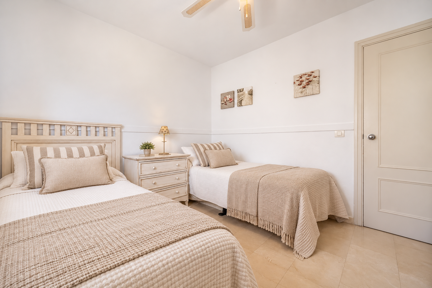  Beachside corner townhouse near Guadalmina with rooftop solarium - 物件實景