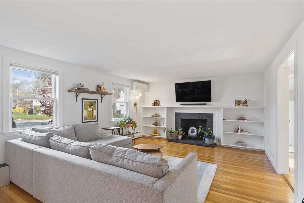 Hamilton, Massachusetts, 01982, United States, 4 Bedrooms Bedrooms, ,2 BathroomsBathrooms,Residential,For Sale,1989221