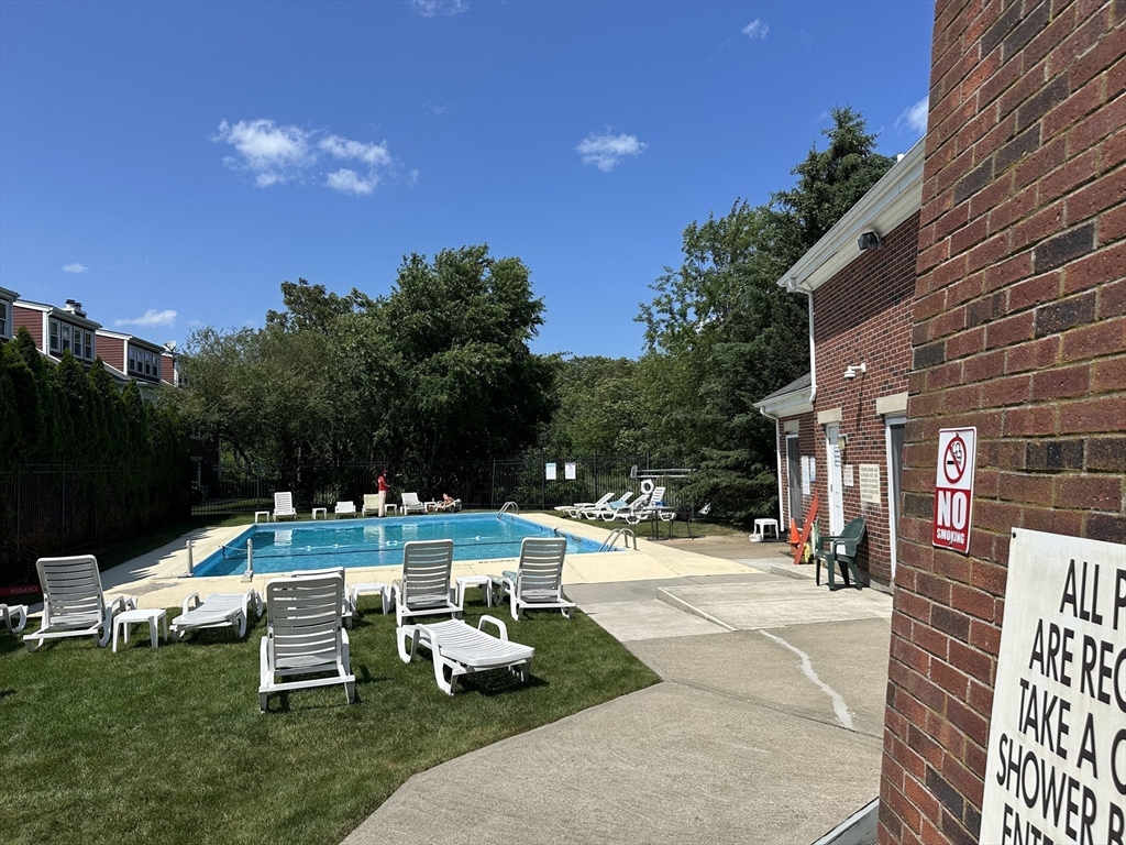 Quincy, Massachusetts, 02171, United States, 2 Bedrooms Bedrooms, ,3 BathroomsBathrooms,Residential,For Sale,1866744