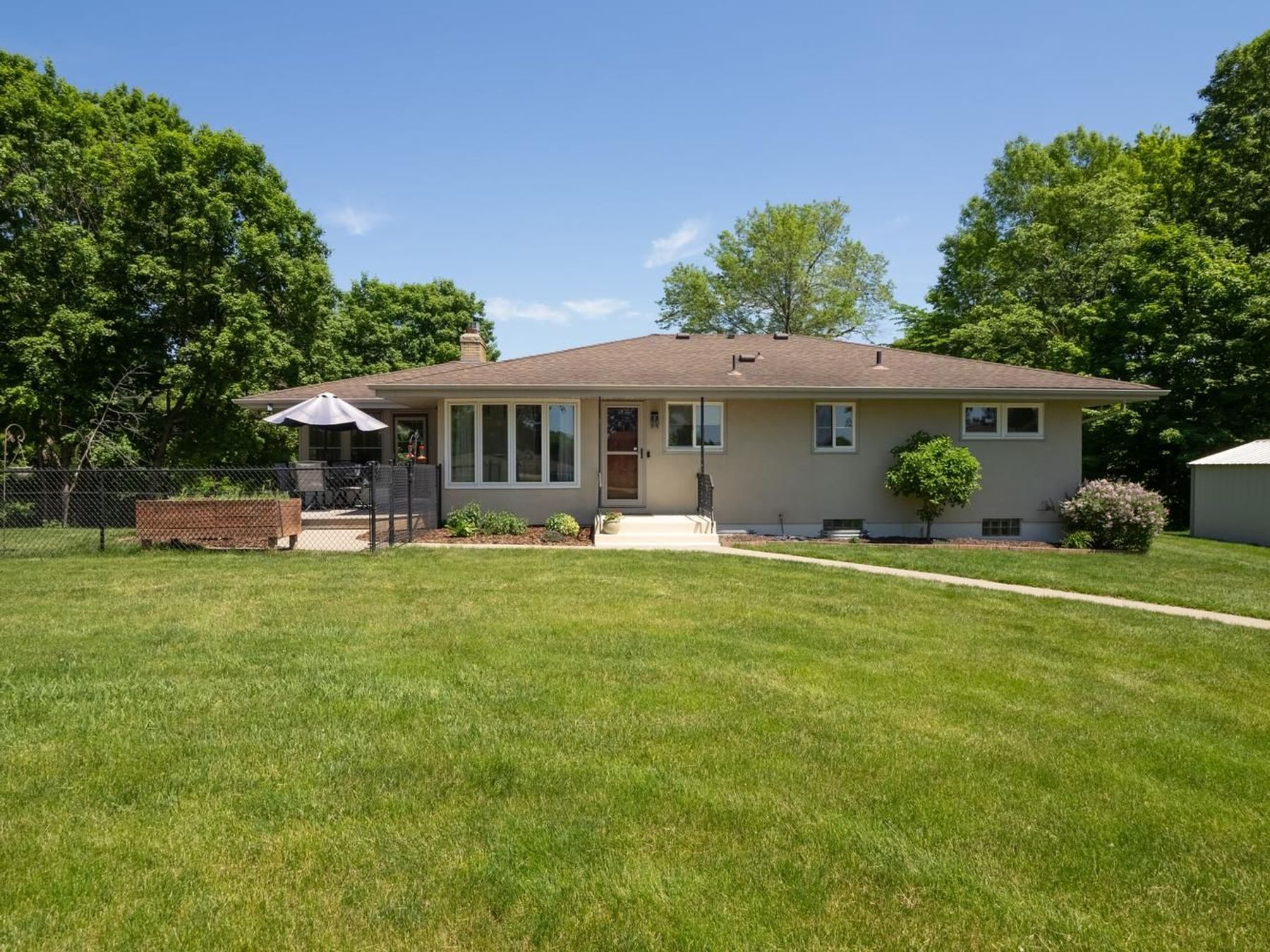  Beautifully Maintained Living with Maple Lake Views - 物件實景