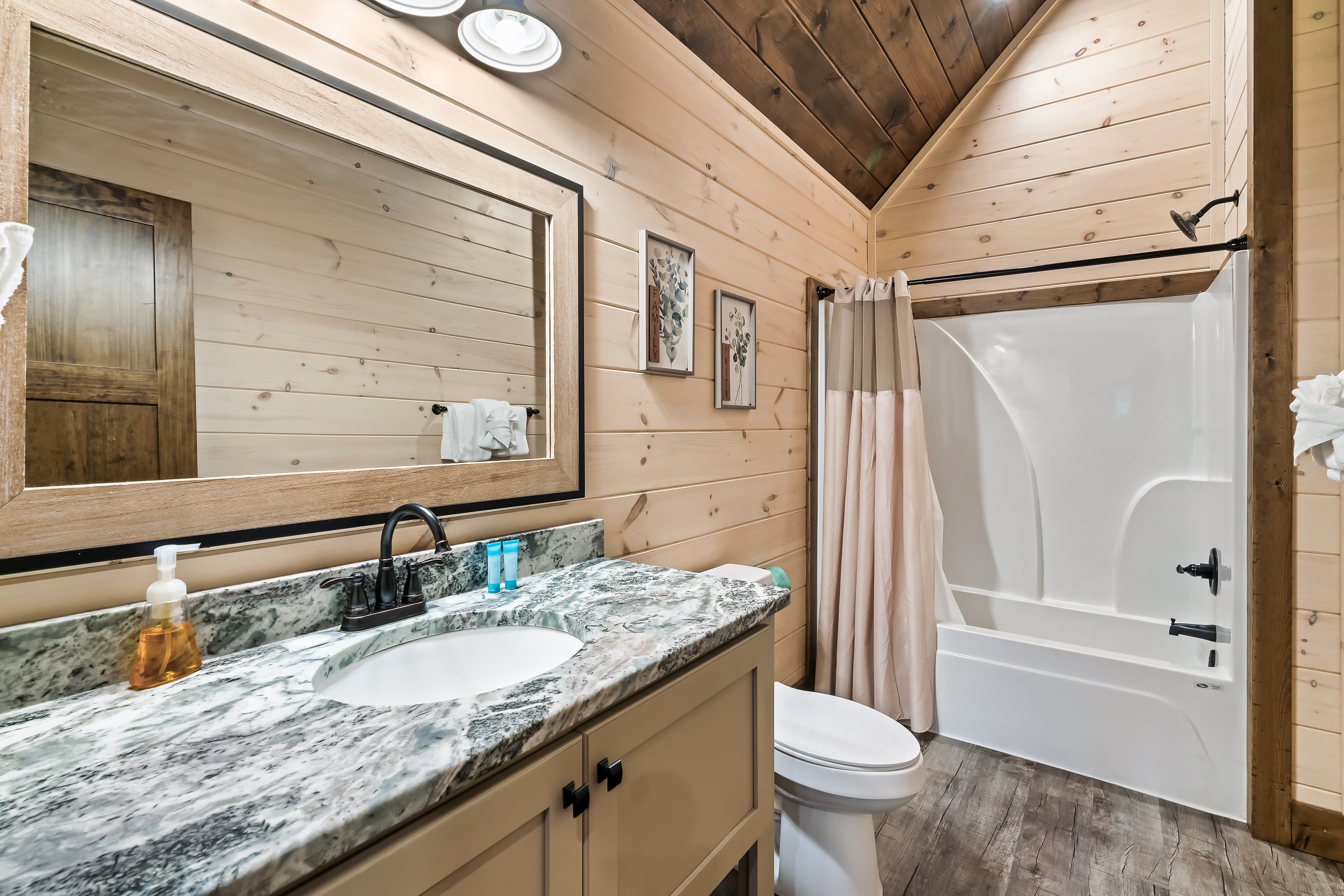 Pigeon Forge, Tennessee, 37862, United States, 4 Bedrooms Bedrooms, ,6 BathroomsBathrooms,Residential,For Sale,1921550