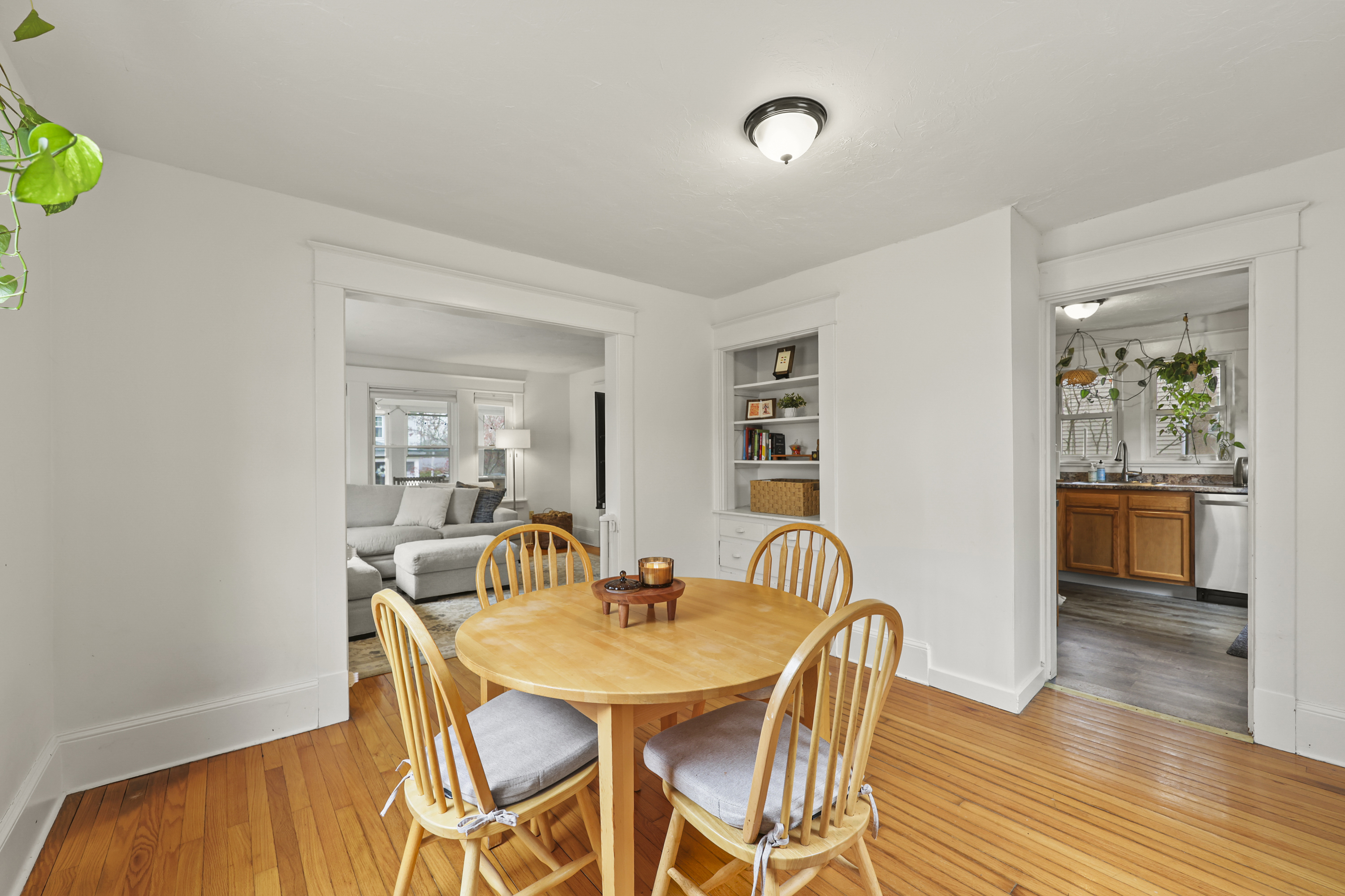  Sunlit, Well-Kept Home with Easy Flow and Quiet Setting - 物件實景