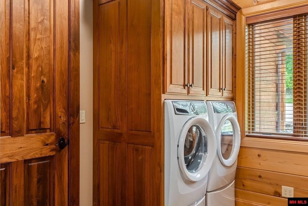 Cotter, Arkansas, 72626, United States, 4 Bedrooms Bedrooms, ,5 BathroomsBathrooms,Residential,For Sale,1976163