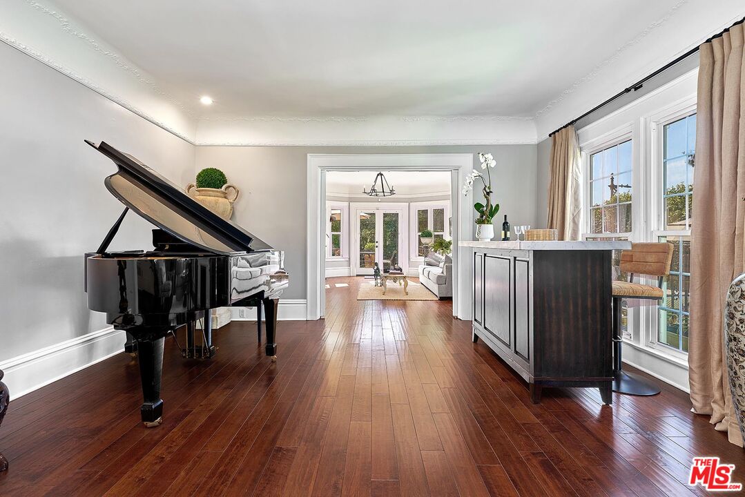 Los Angeles, California, 90005, United States, 5 Bedrooms Bedrooms, ,6 BathroomsBathrooms,Residential,For Sale,1907226