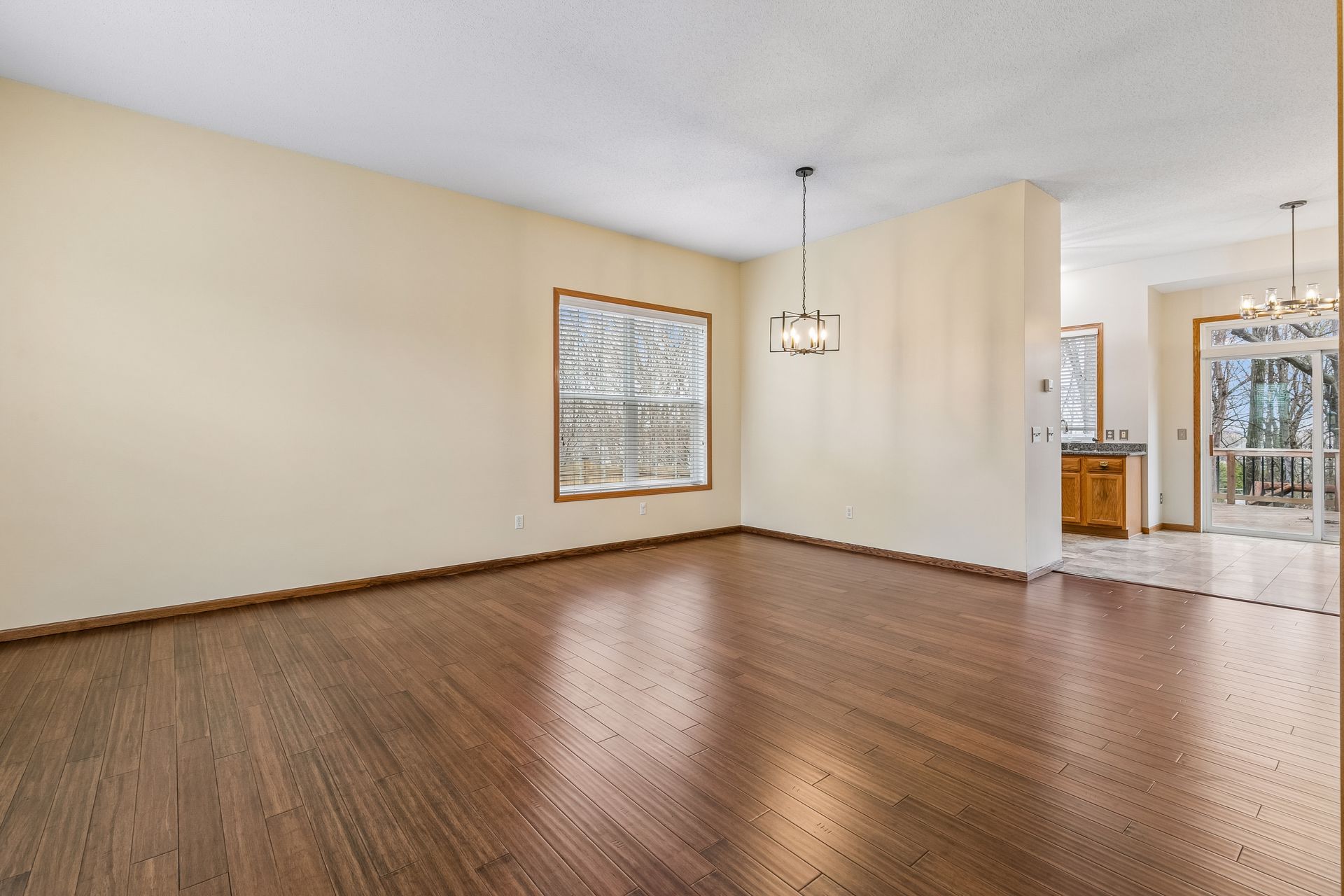  Cul-de-Sac Living with Over an Acre of Land - 物件實景