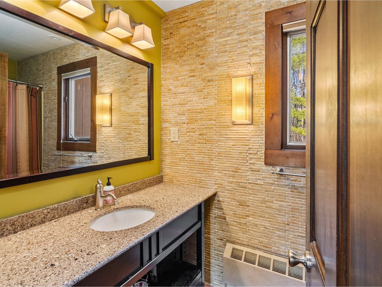 Burlington, Vermont, 05401, United States, 2 Bedrooms Bedrooms, ,3 BathroomsBathrooms,Residential,For Sale,1883018
