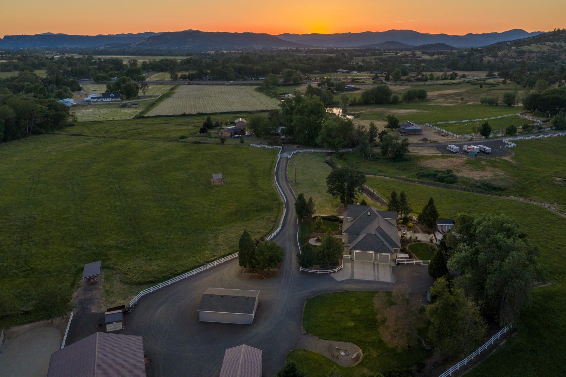  163 Hidden Valley Drive Eagle Point, OR 97524 - 物件實景