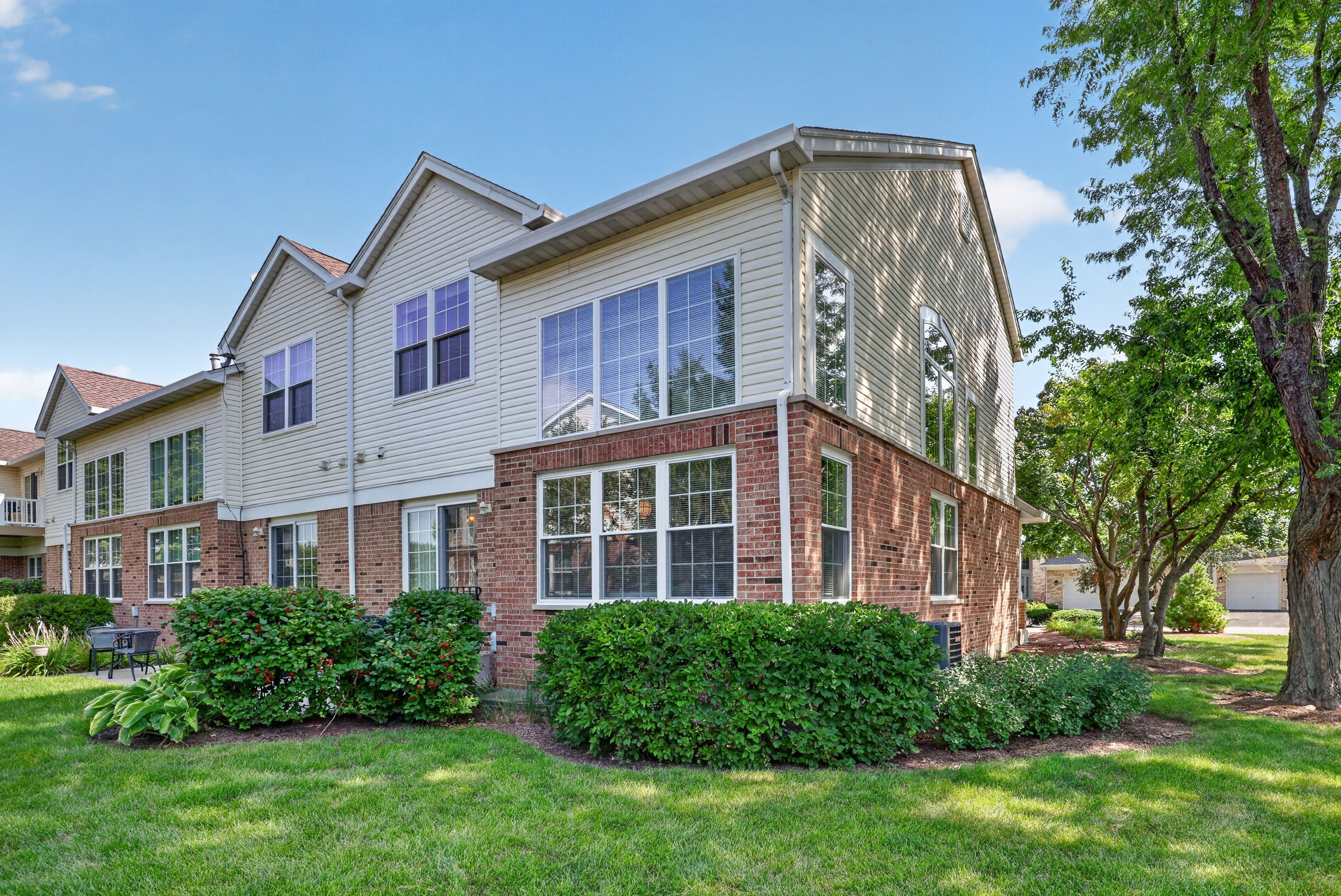  Beautiful Private End-unit Townhome Overlooking a Peaceful Pond - 物件實景