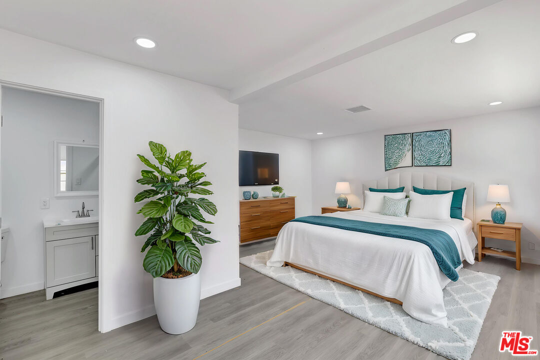 Reseda, California, 91335, United States, 10 Bedrooms Bedrooms, ,Residential,For Sale,1906500