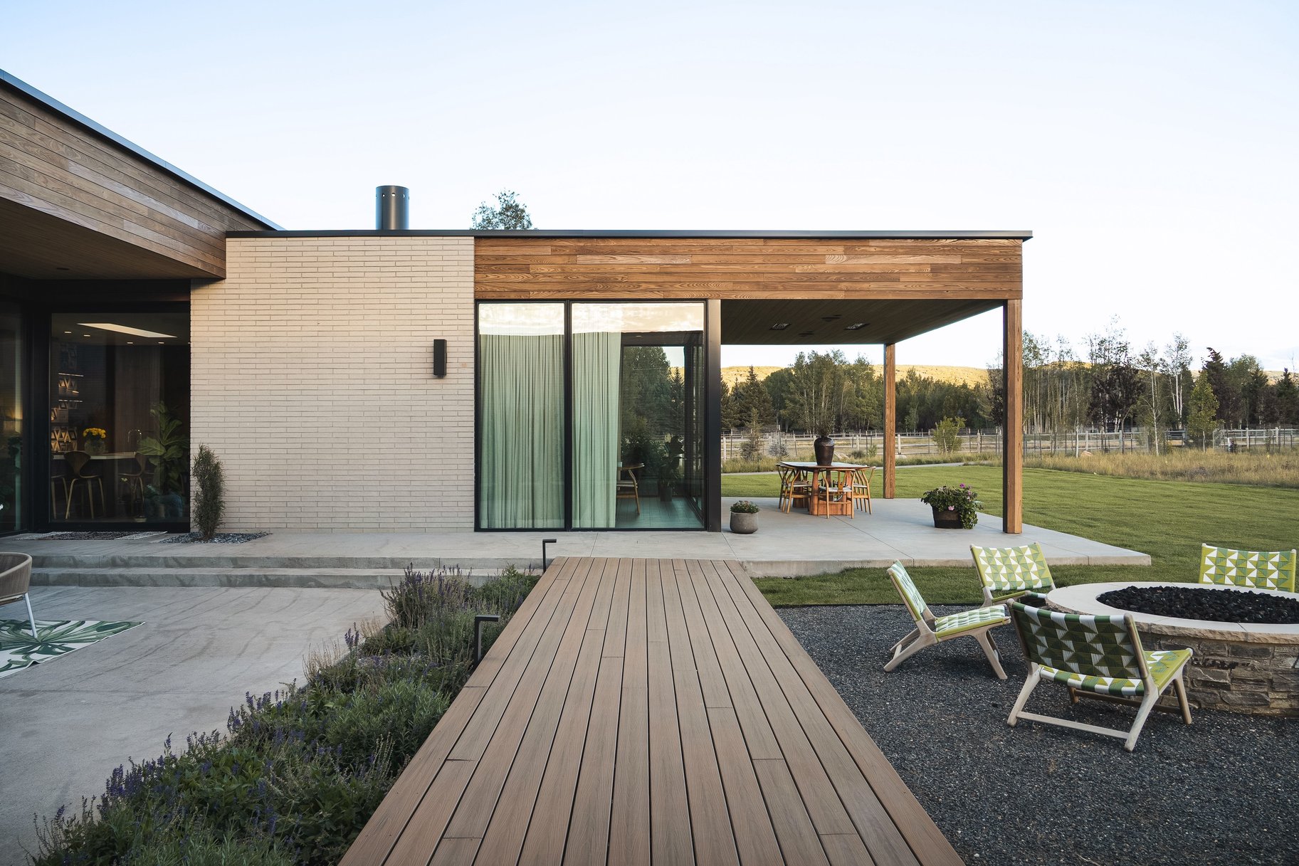  Single-Level Modern at Old Ranch Road Surrounded by Meadow and Mountain Views - 物件實景