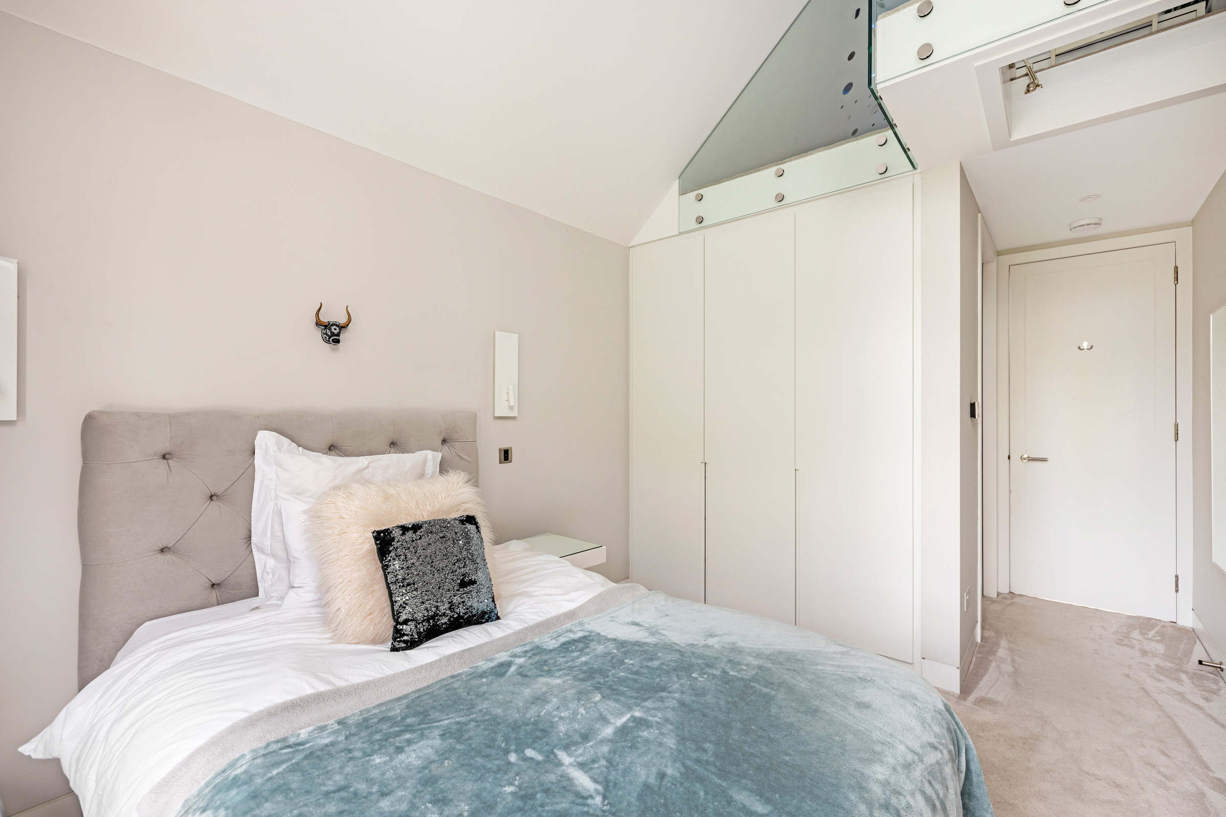  A seven-bedroom contemporary house built around a century-old olive tree - 物件實景