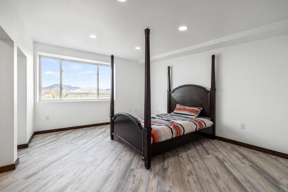 Klamath Falls, Oregon, 97603, United States, 3 Bedrooms Bedrooms, ,3 BathroomsBathrooms,Residential,For Sale,1878382