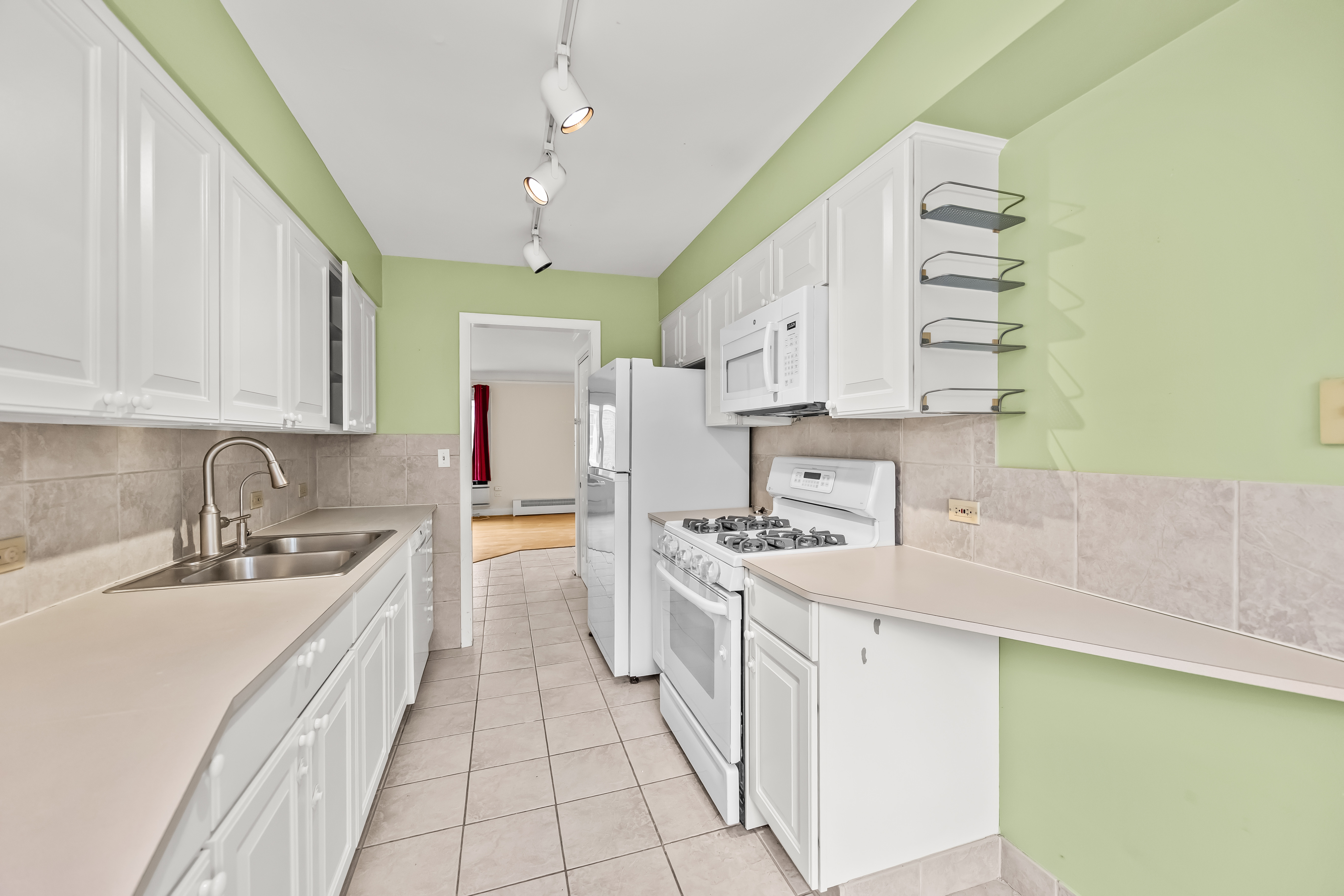  Bright Top Floor 3-bed Room Condo in an Intimate Six-unit Building - 物件實景