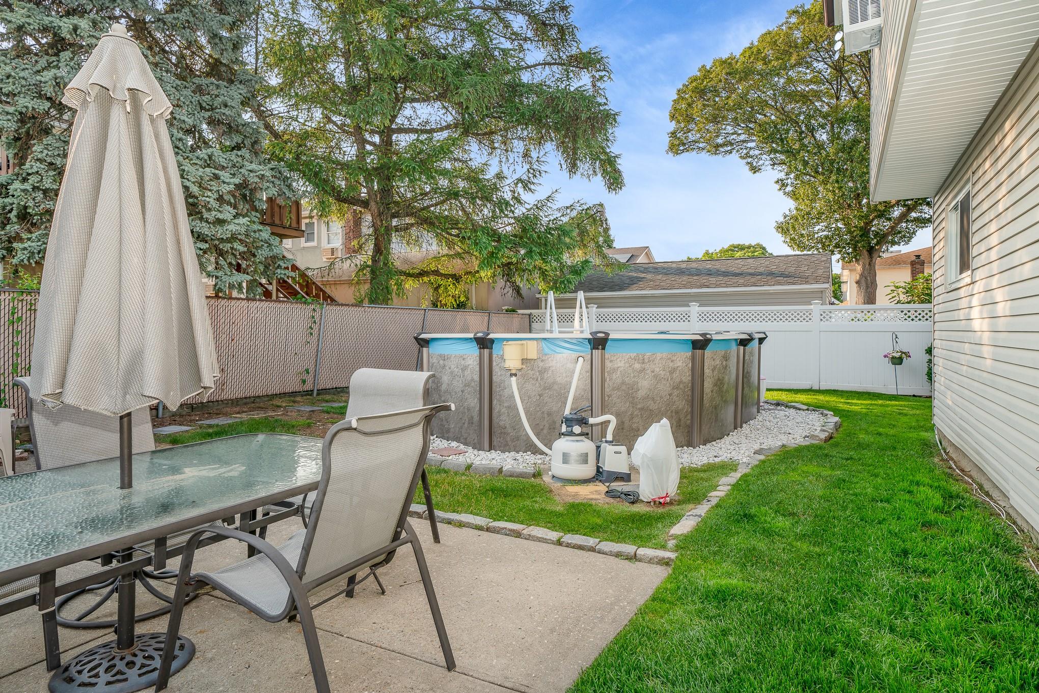 Franklin Square, New York, 11010, United States, 5 Bedrooms Bedrooms, ,2 BathroomsBathrooms,Residential,For Sale,1974579