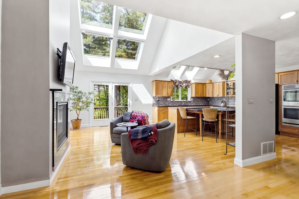 Middleton, Massachusetts, 01949, United States, 4 Bedrooms Bedrooms, ,3 BathroomsBathrooms,Residential,For Sale,2048371
