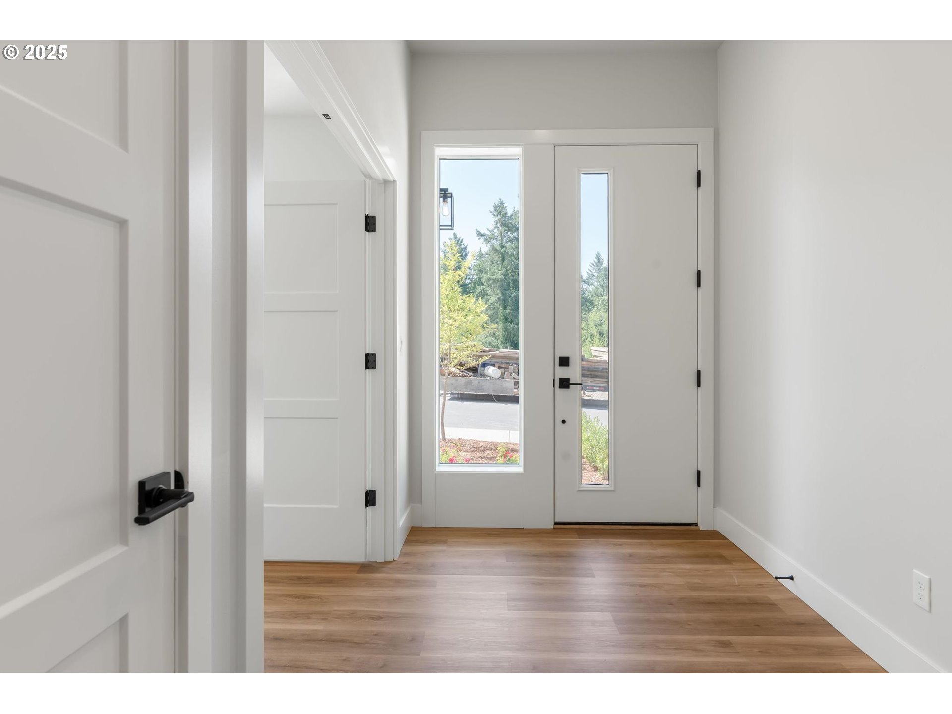 Portland, Oregon, 97219, United States, 3 Bedrooms Bedrooms, ,2 BathroomsBathrooms,Residential,For Sale,1699870