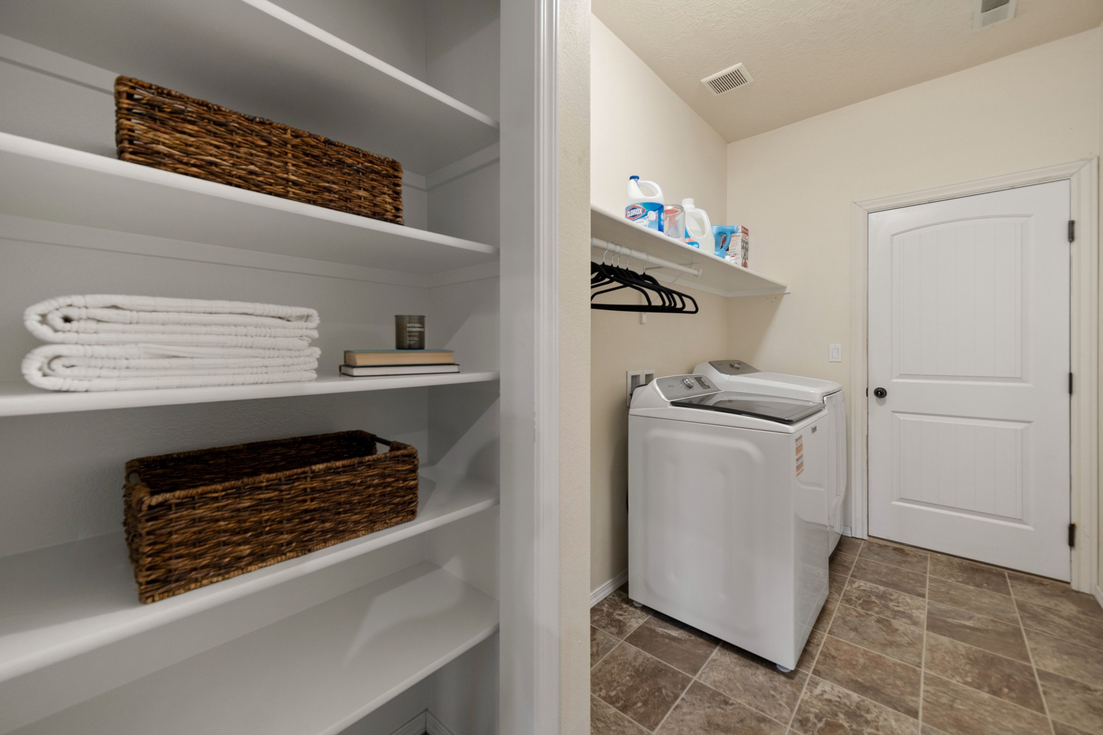 Single-Level Living with Bonus Room and 33’ RV Bay - 物件實景