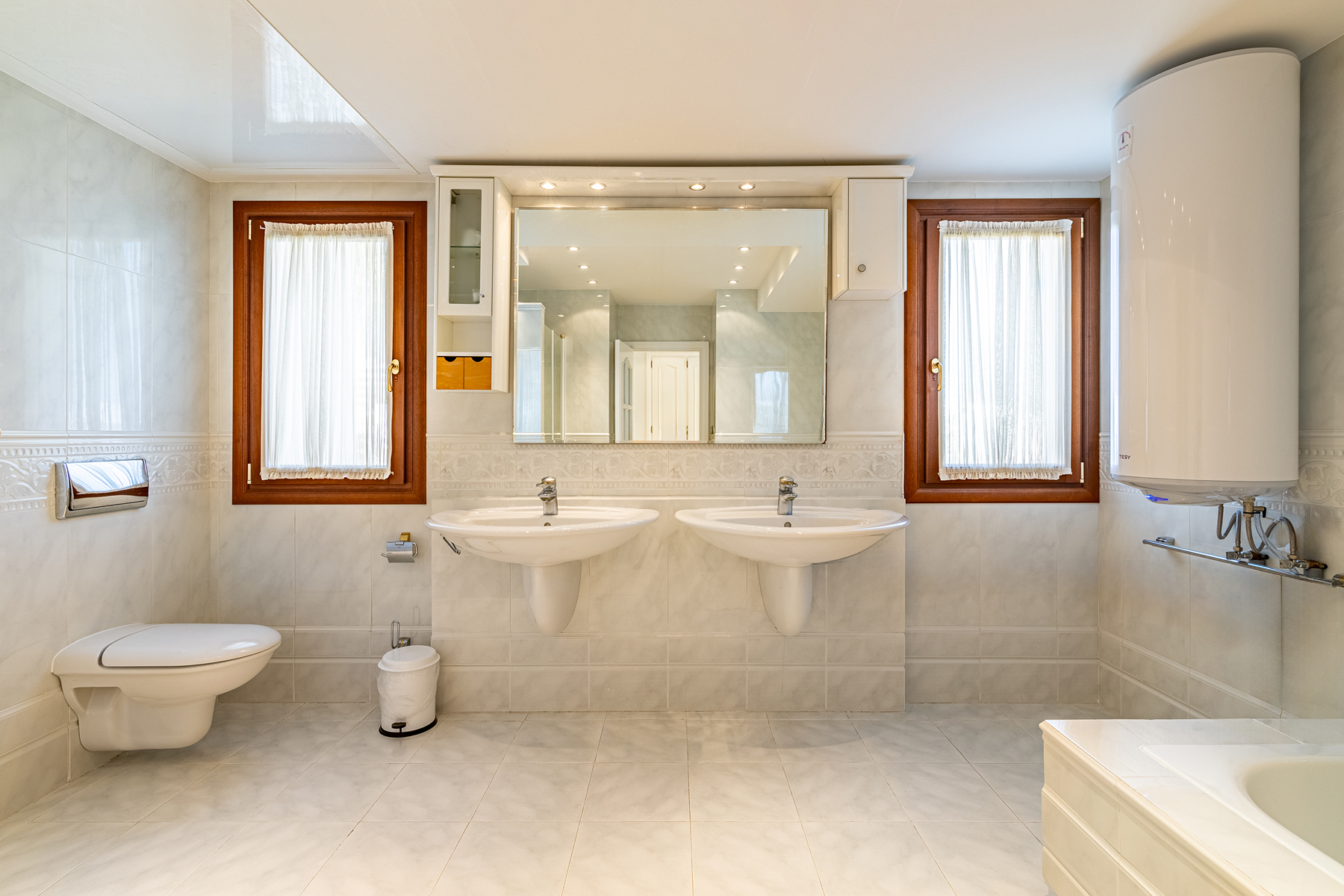  Beachside villa for refurbishment with expansive gardens on the New Golden Mile - 物件實景