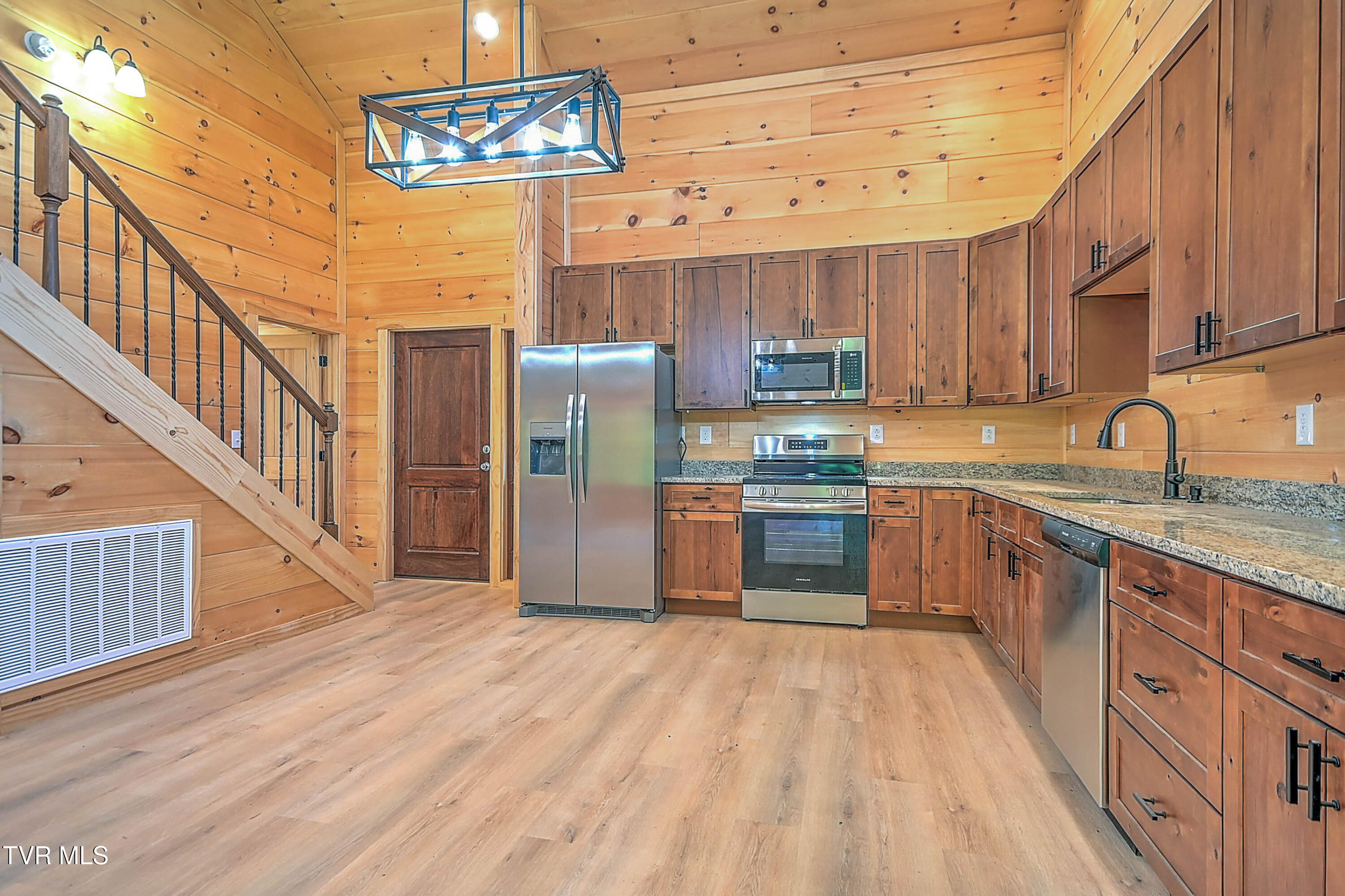 Greeneville, Tennessee, 37743, United States, 4 Bedrooms Bedrooms, ,3 BathroomsBathrooms,Residential,For Sale,1976358