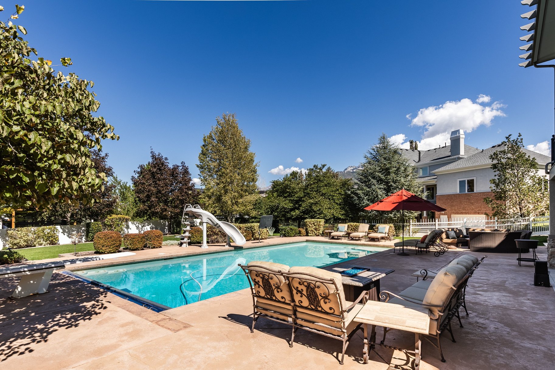  Stately Gated-Community Estate on Nearly Half an Acre: Vaulted Ceilings, Valley - 物件實景