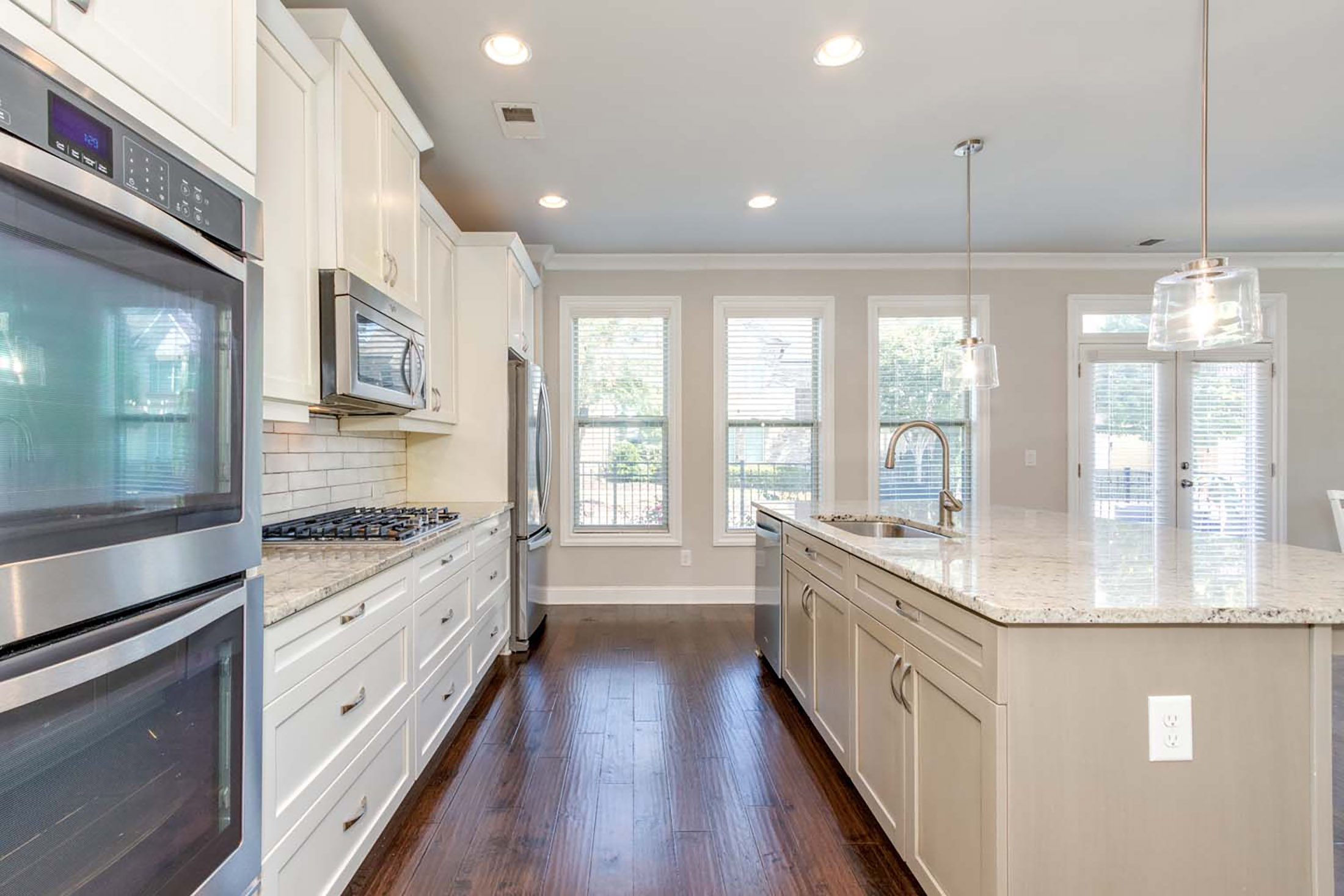  Four-Bedroom Brick Corner Lot in Jamestown - 物件實景