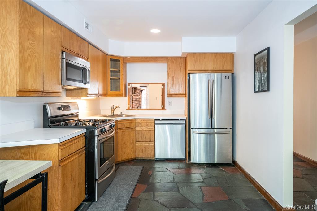 Bronx, New York, 10464, United States, 2 Bedrooms Bedrooms, ,2 BathroomsBathrooms,Residential,For Sale,1981107