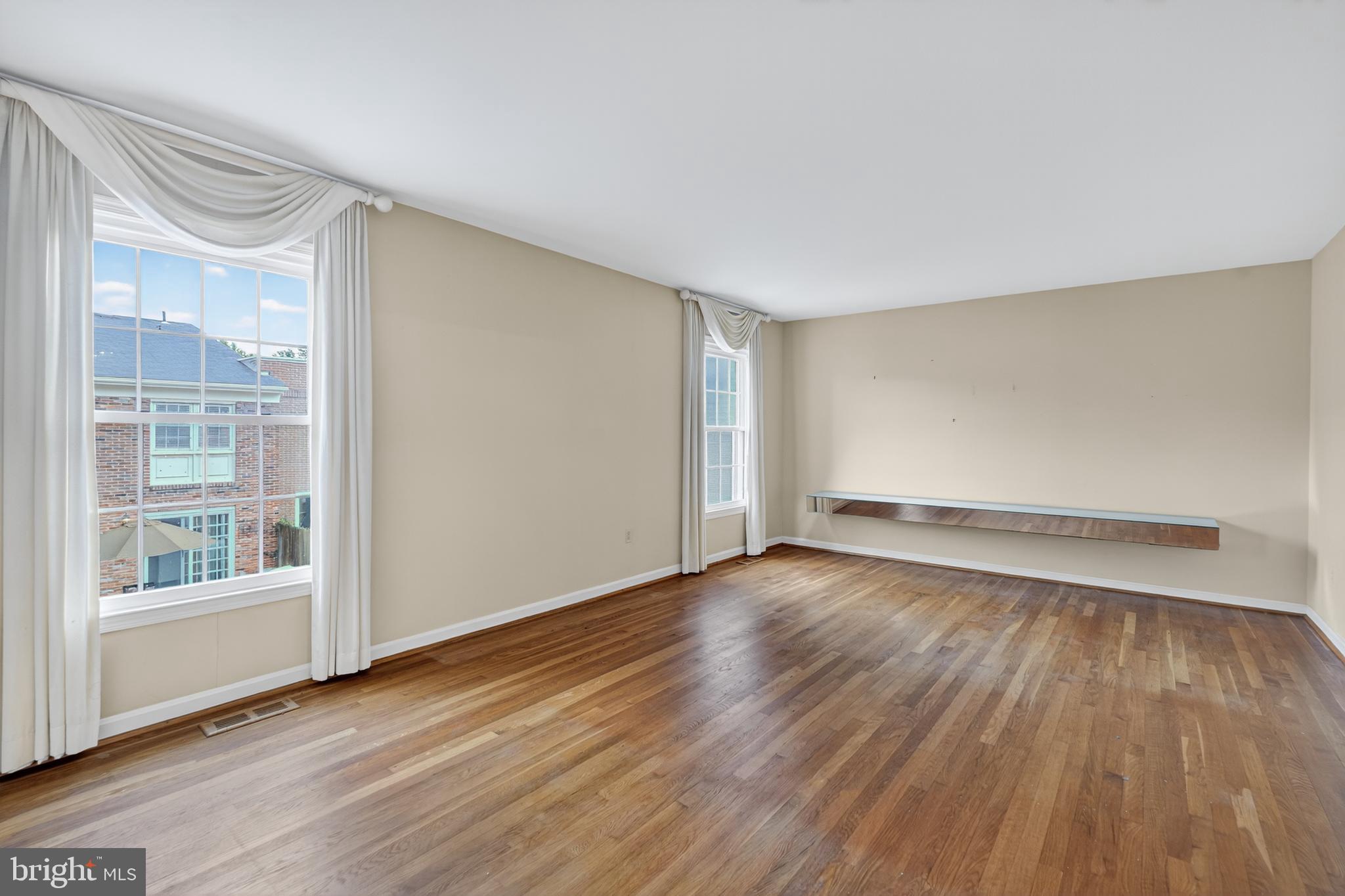 Mclean, Virginia, 22102, United States, 4 Bedrooms Bedrooms, ,4 BathroomsBathrooms,Residential,For Sale,1988751