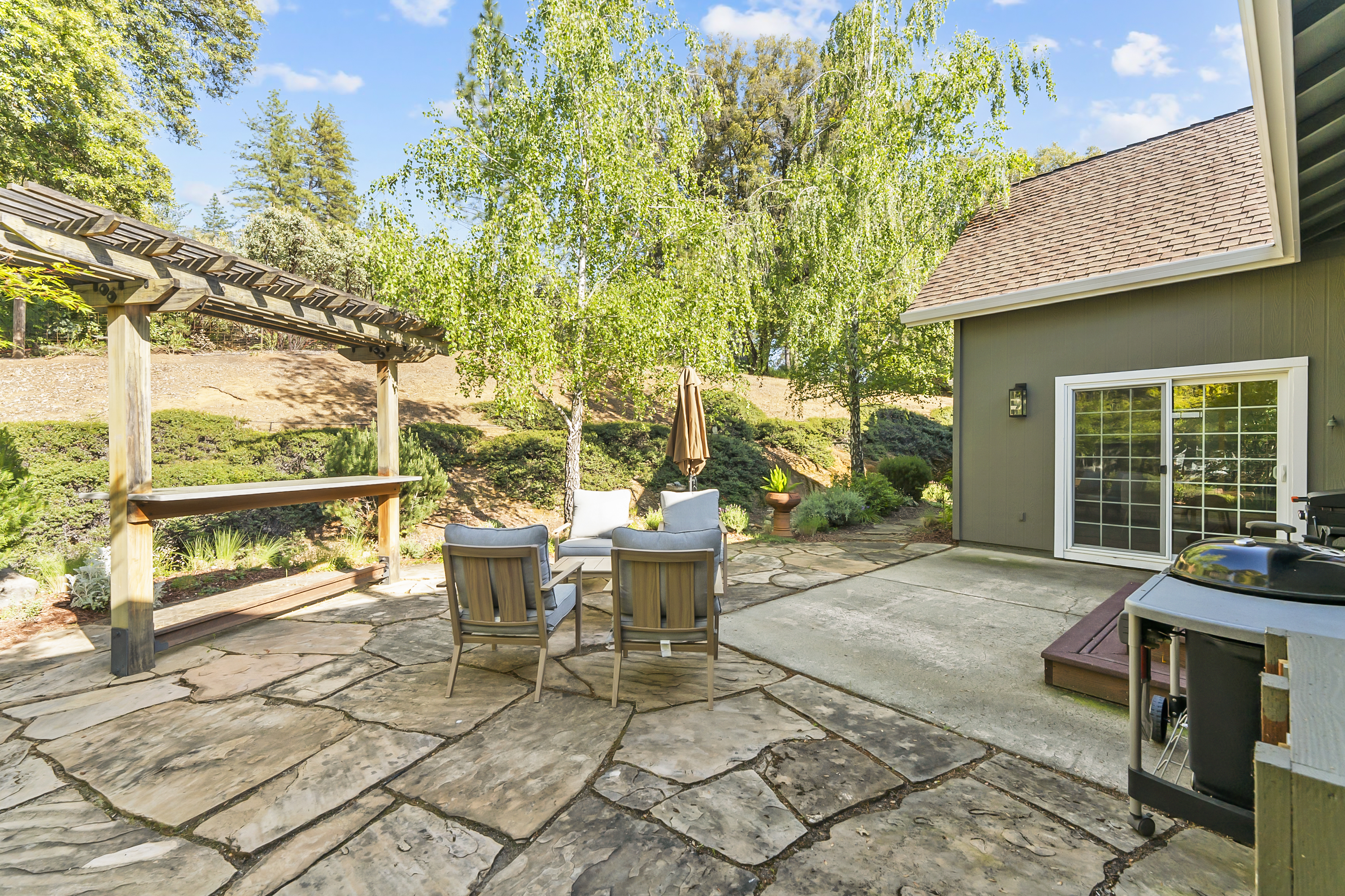  Thoughtfully Designed Living with Income Potential - 物件實景