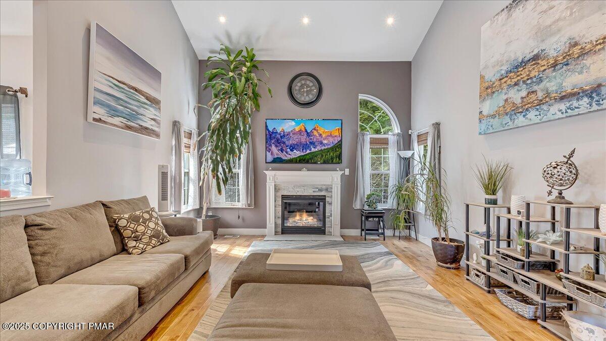 East Stroudsburg, Pennsylvania, 18302, United States, 5 Bedrooms Bedrooms, ,4 BathroomsBathrooms,Residential,For Sale,1980579