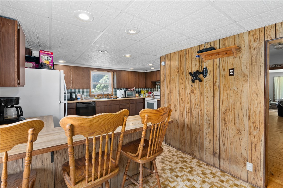 Cadott, Wisconsin, 54727, United States, 4 Bedrooms Bedrooms, ,3 BathroomsBathrooms,Residential,For Sale,1990945