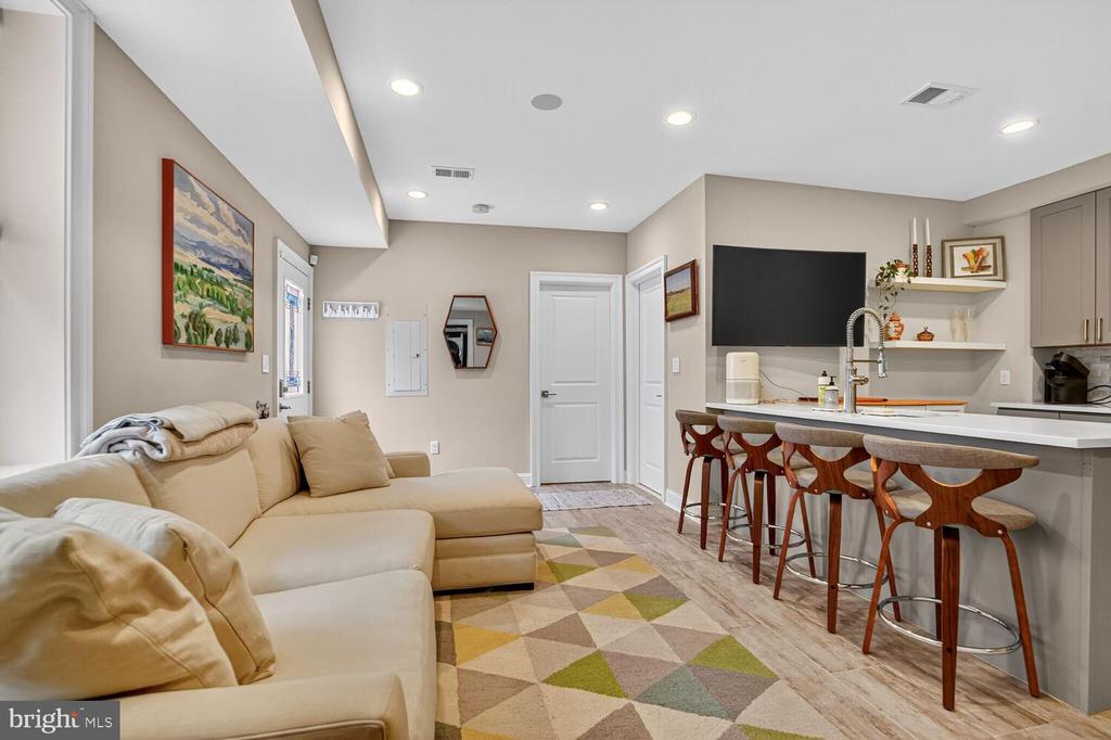 Washington, District of Columbia, 20002, United States, 2 Bedrooms Bedrooms, ,2 BathroomsBathrooms,Residential,For Sale,1984069