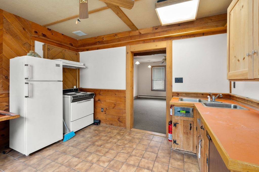 Waltham, Massachusetts, 02453, United States, 2 Bedrooms Bedrooms, ,4 BathroomsBathrooms,Residential,For Sale,1916718