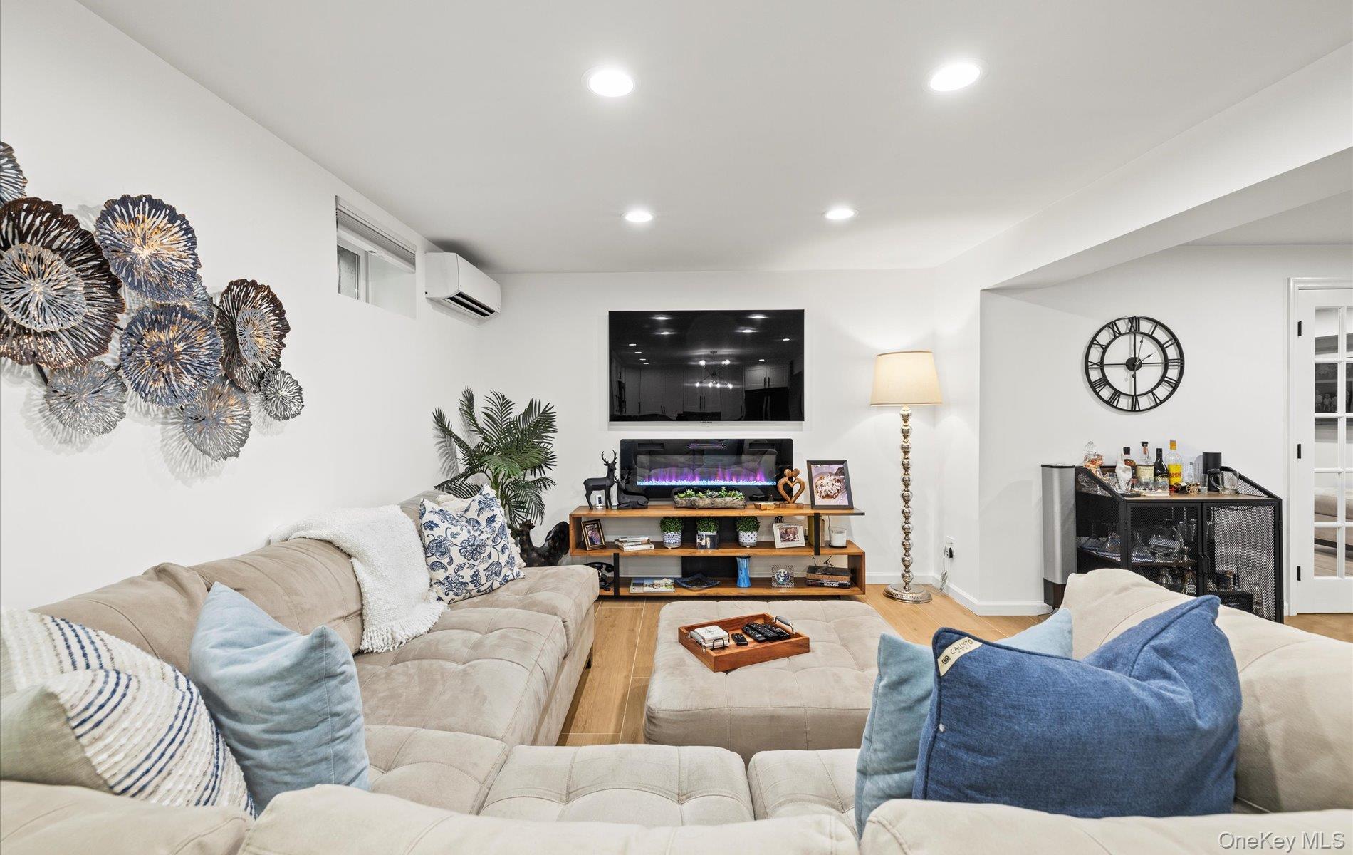 Huntington, New York, 11743, United States, 6 Bedrooms Bedrooms, ,4 BathroomsBathrooms,Residential,For Sale,1827761