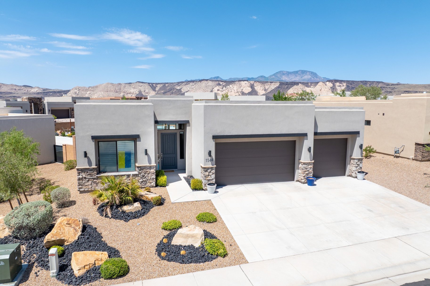  One Level, Private Pool, 3-Car Garage and Views in Pocket Mesa - 物件實景