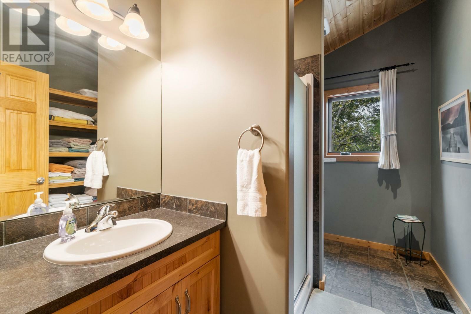 SICAMOUS, British Columbia, V0E 2V0, CA, 4 Bedrooms Bedrooms, ,3 BathroomsBathrooms,Residential,For Sale,1837612