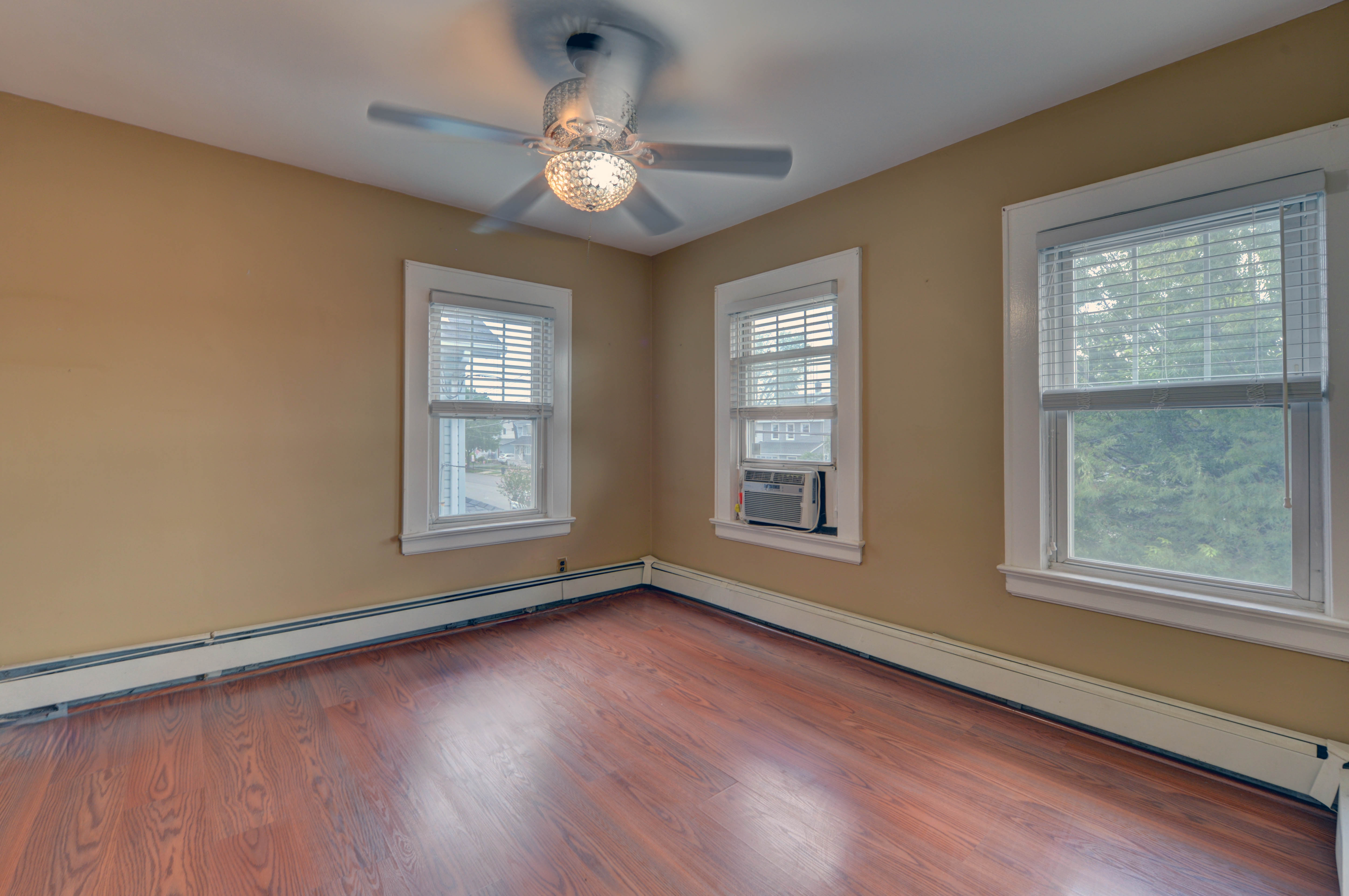 Lyndhurst, New Jersey, 07071, United States, 3 Bedrooms Bedrooms, ,2 BathroomsBathrooms,Residential,For Sale,1915781