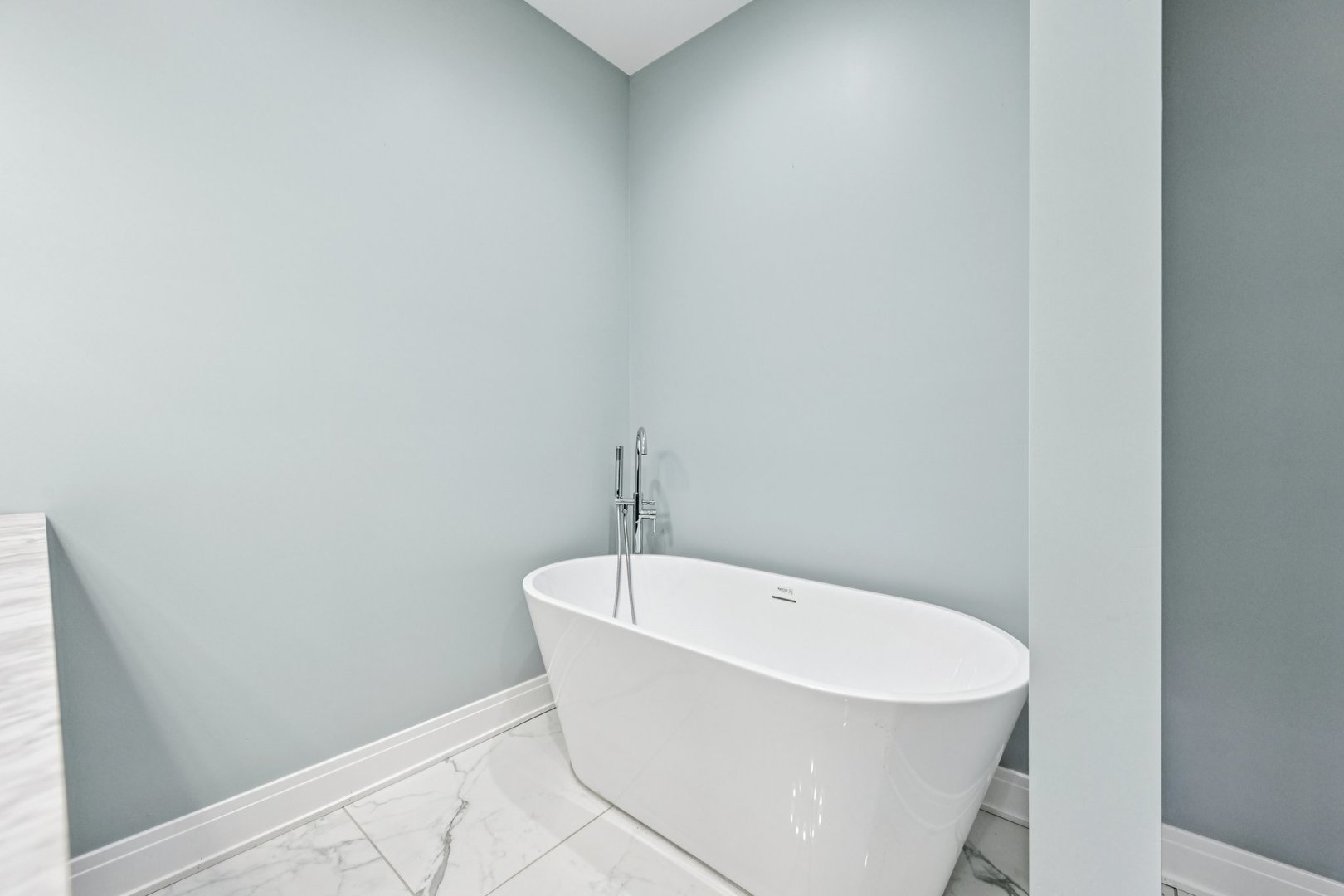 Chicago, Illinois, 60637, United States, 4 Bedrooms Bedrooms, ,4 BathroomsBathrooms,Residential,For Sale,1881153