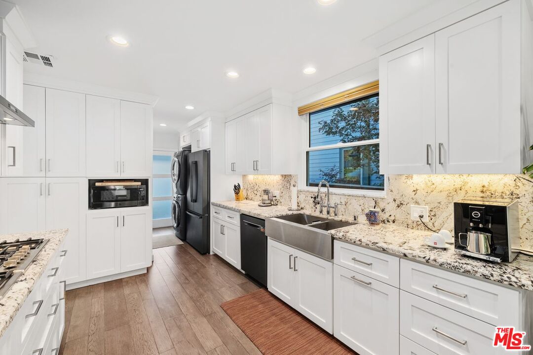 Los Angeles, California, 90034, United States, 4 Bedrooms Bedrooms, ,Residential,For Sale,1991116