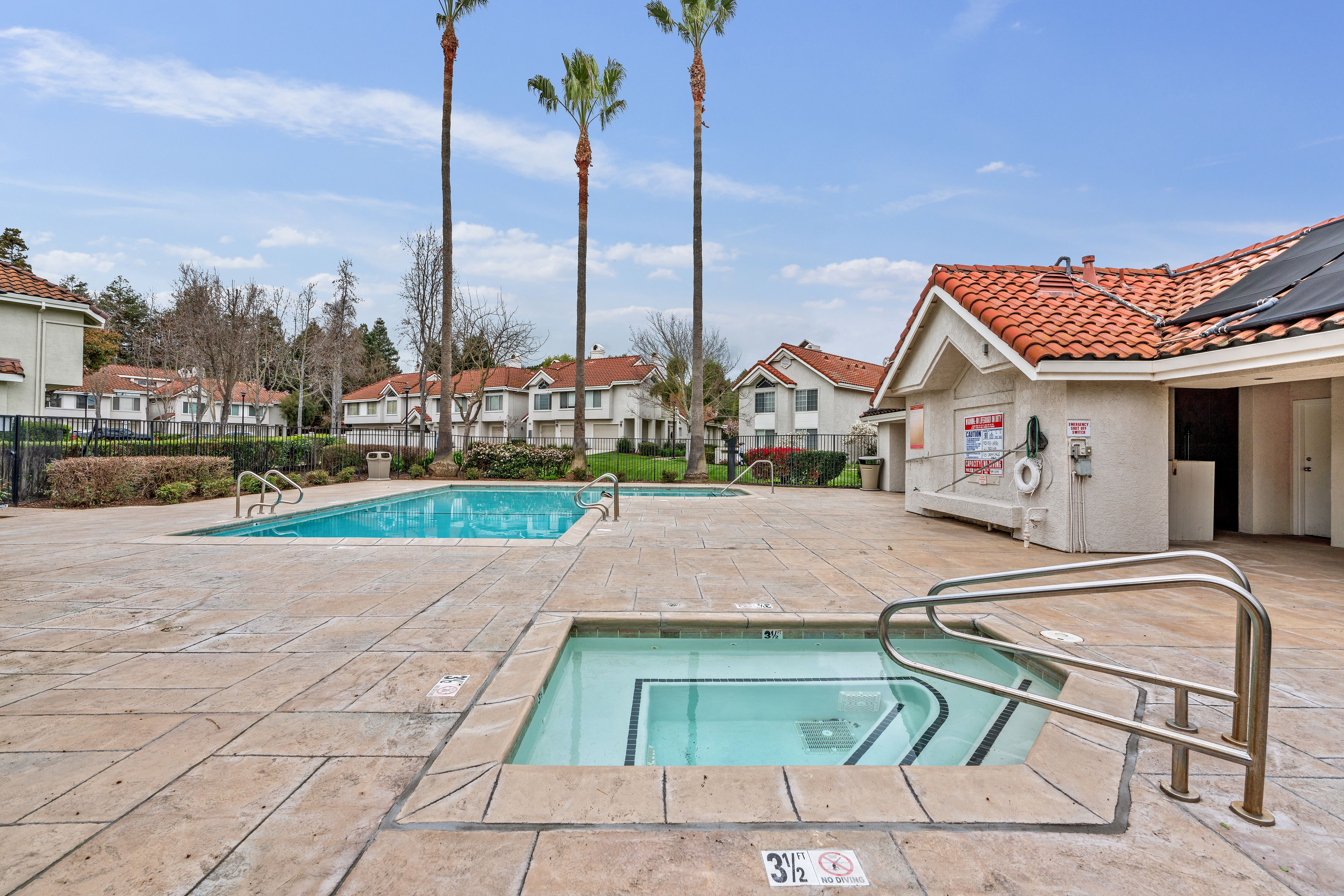  Private, Updated Townhome Surrounded by Majestic Trees - 物件實景