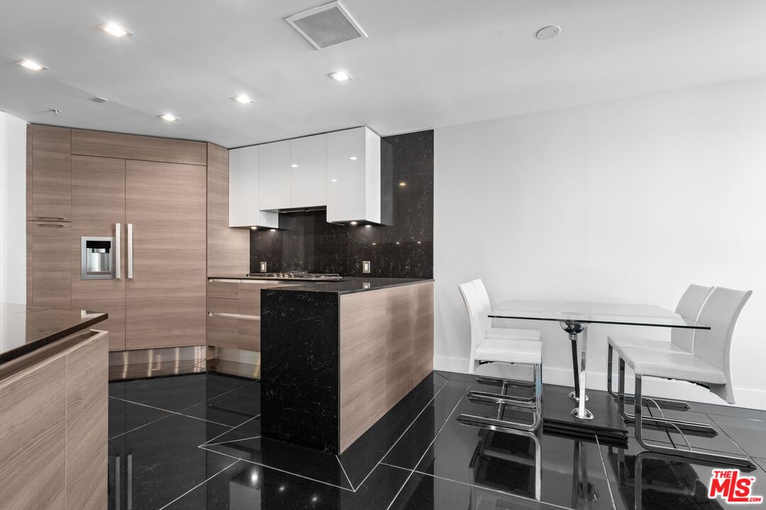 Los Angeles, California, 90024, United States, 3 Bedrooms Bedrooms, ,3 BathroomsBathrooms,Residential,For Sale,1949652