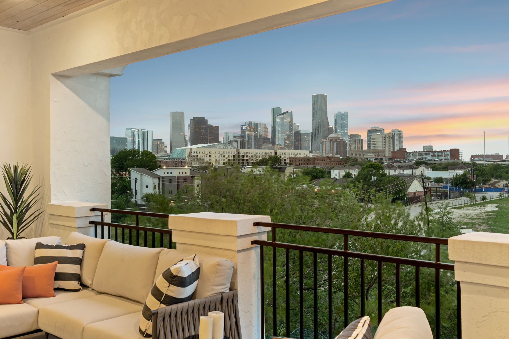  611 N Live Oak Street - 物件實景