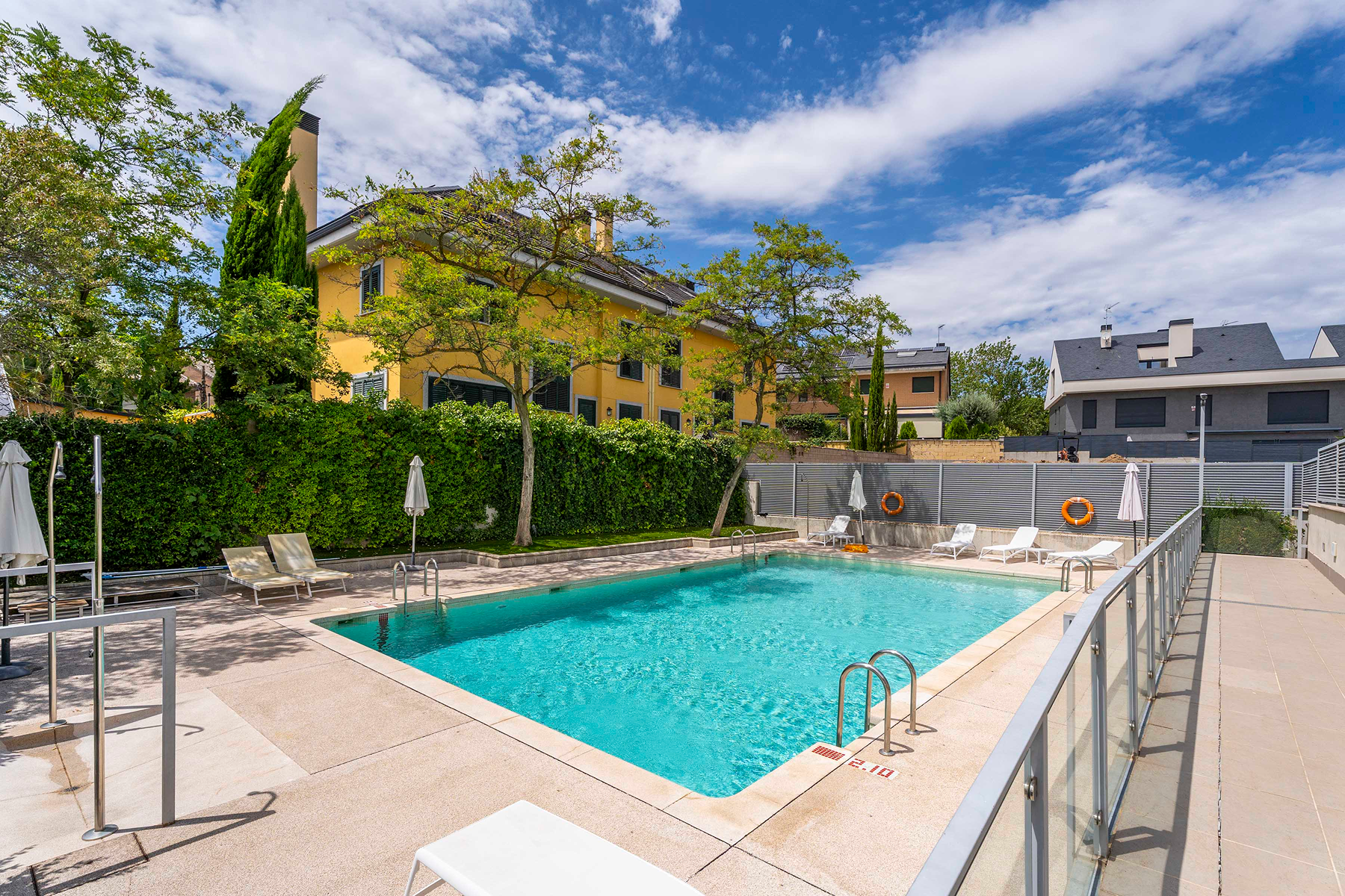  Semi-detached house with garden, elevator & pool in a private complex - 物件實景