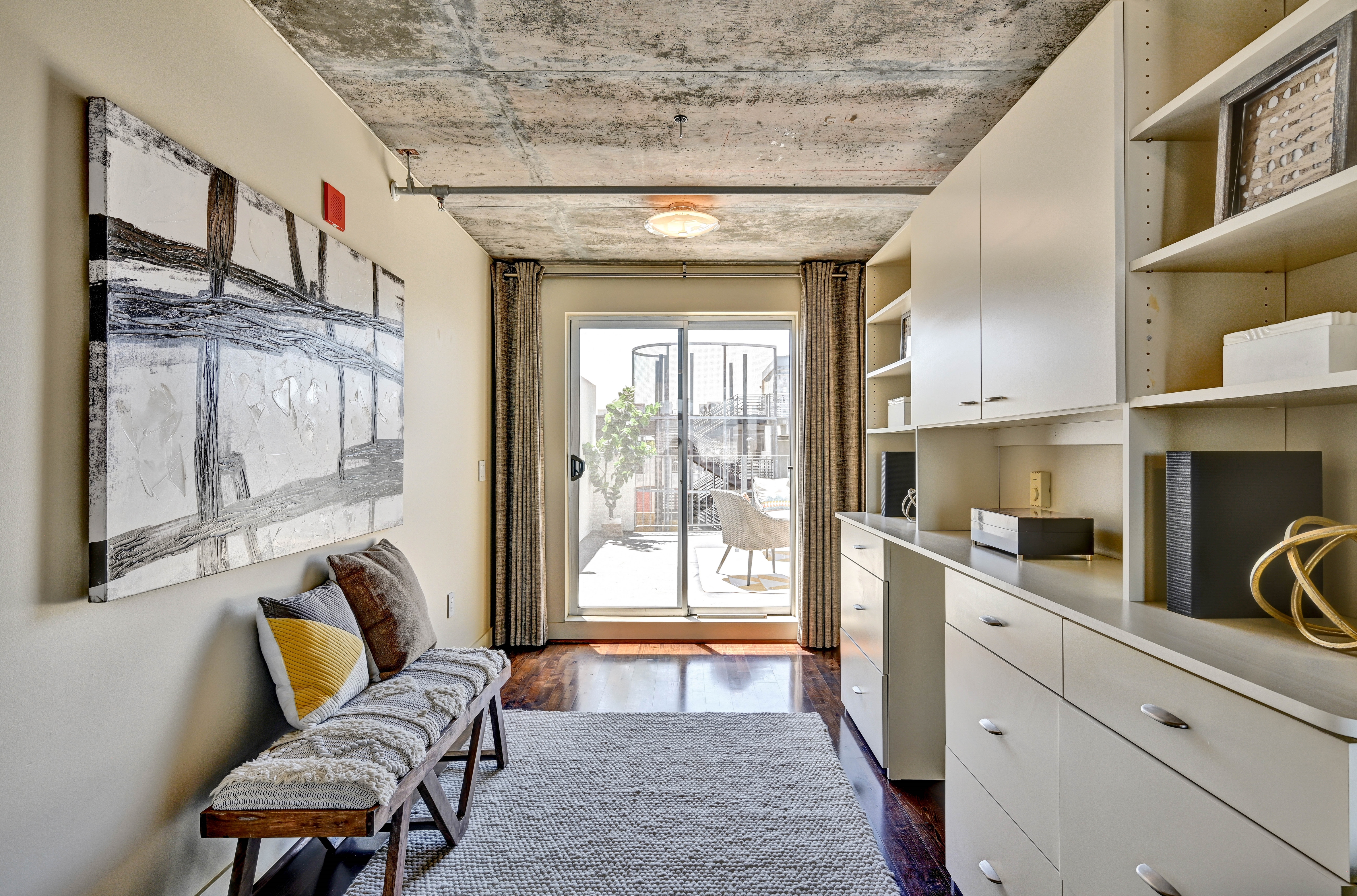  Sophisticated Penthouse Loft with Private Patio in Vibrant Jack London Square - 物件實景