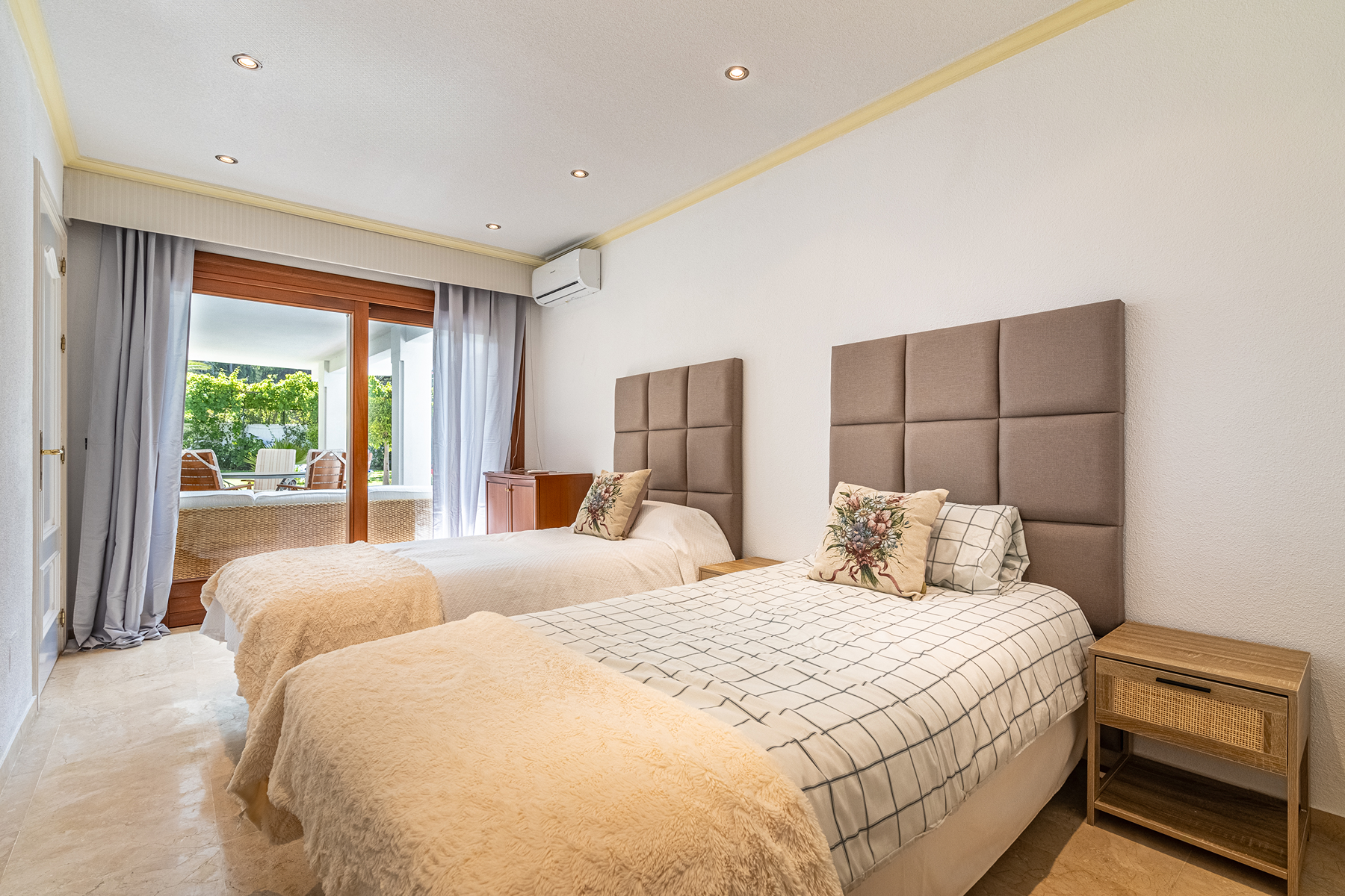  Beachside villa for refurbishment with expansive gardens on the New Golden Mile - 物件實景